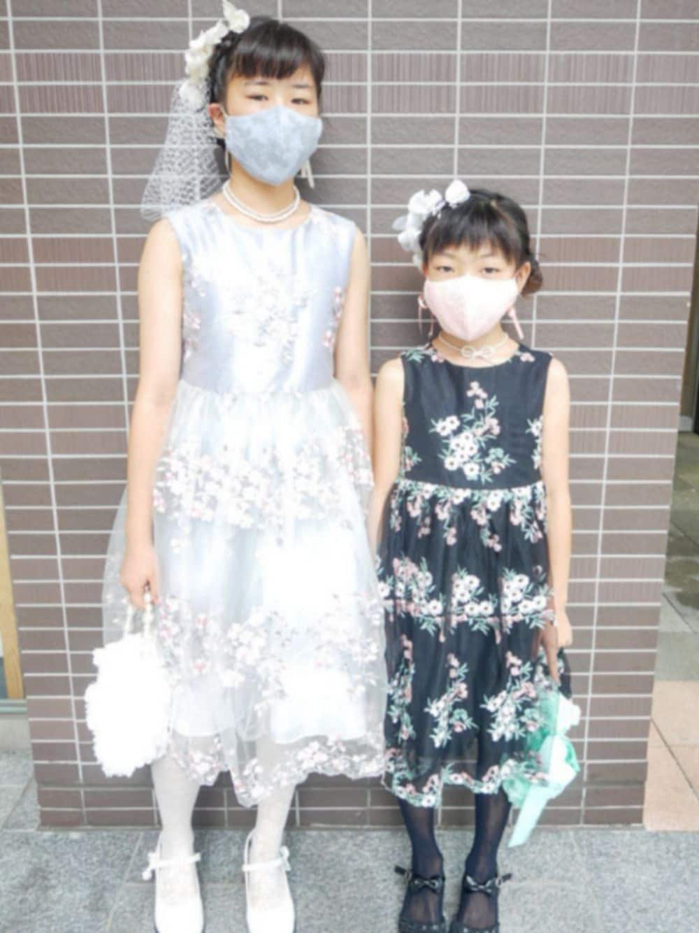 「発表会、女の子、ドレス、結婚式、エンブロイダリー、キャサリンコテージ、姉妹コーデ、コロナ対策、マスク、マスクコーデ」｜「Catherine Cottageのフラワーエンブロイダリーレースドレス　KIDS（ドレス、ブラック系）」を使った、saramimiさん（キッズ・125cm）の秋コーディネートの1枚目の写真