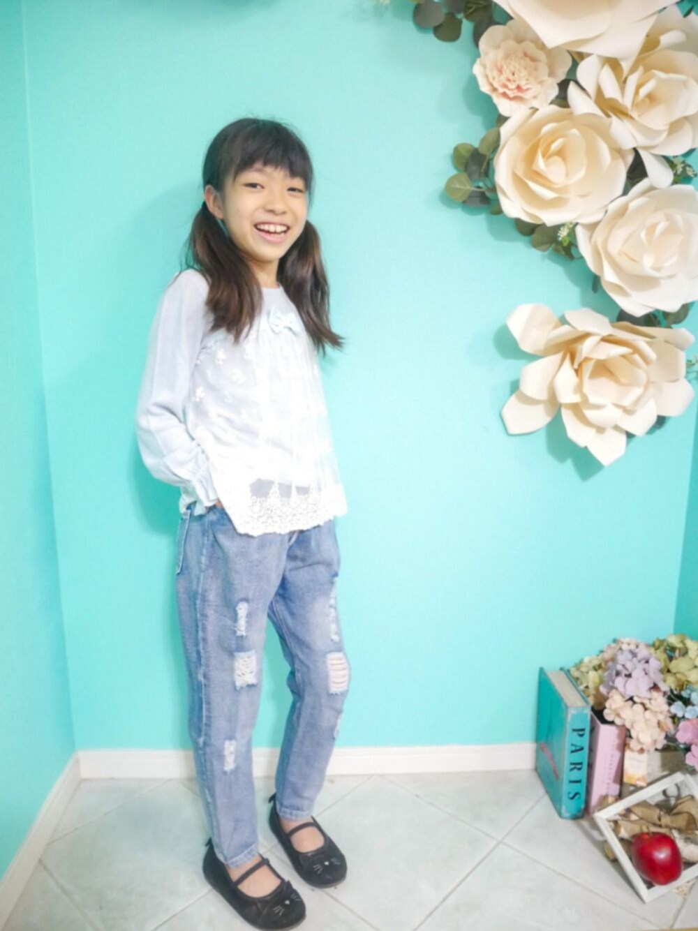 ブルー系のTシャツ/カットソー、ブラック系のバレエシューズ、その他のその他を着用したキッズの秋コーディネートの1枚目の写真