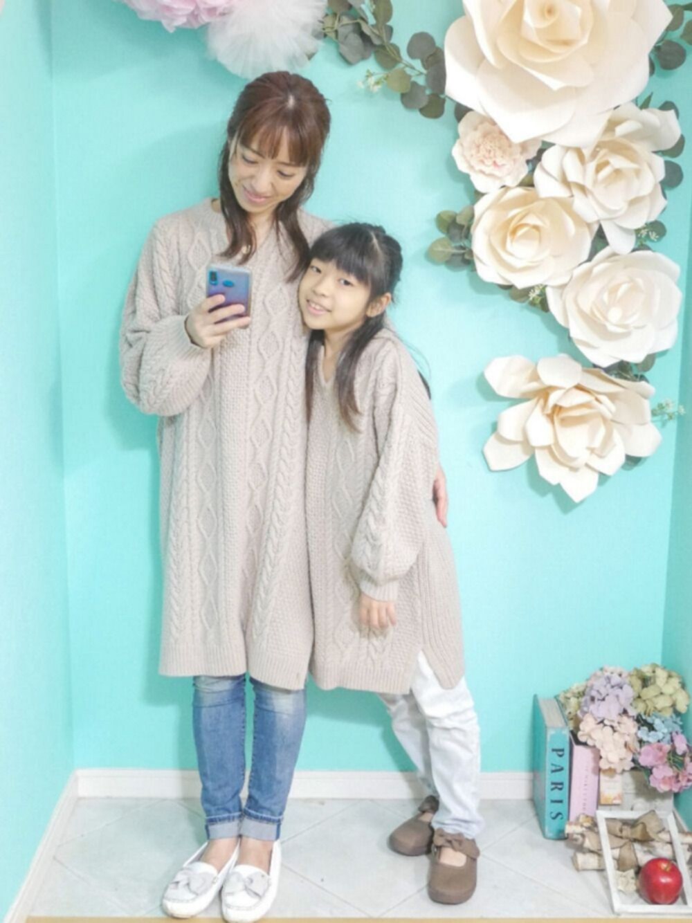 「親子コーデ、ママとお揃い、女の子コーデ、ワンピース、ニットワンピース、ケーブル編み、キーネック、親子でおそろい、ベージュ」｜「Catherine Cottageのコットンリボンシューズ（スリッポン、ブラウン系）」を使った、saramimiさん（キッズ・125cm）の秋コーディネートの1枚目の写真