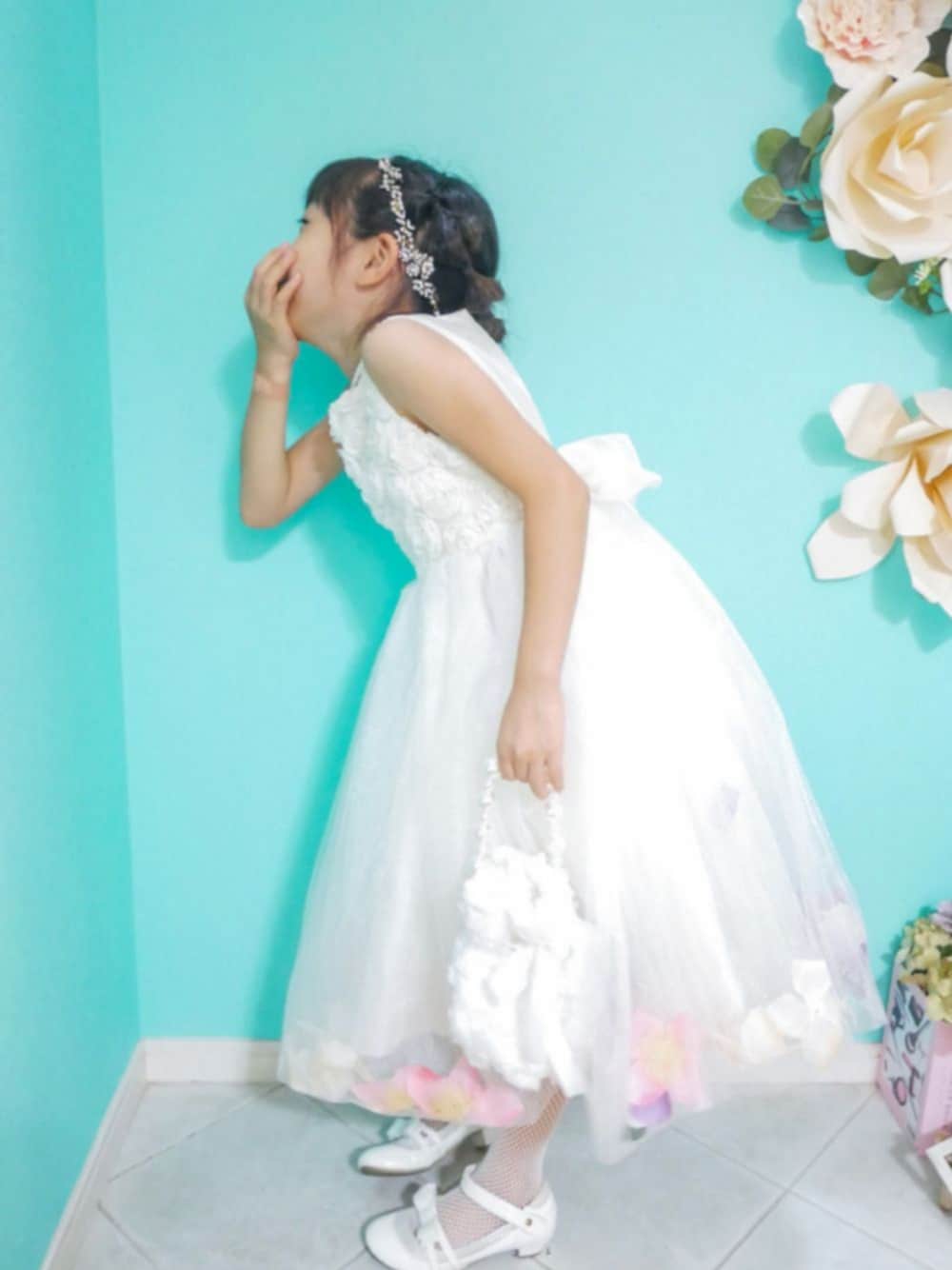「結婚式、発表会、ドレス、女の子、フォーマル、白、ヘッドドレス、パーティースタイル、キャサリンコテージ」｜「Catherine Cottageのバラチュール 裾花びらドレス（ドレス、ホワイト系）」を使った、saramimiさん（キッズ・125cm）の秋コーディネートの1枚目の写真