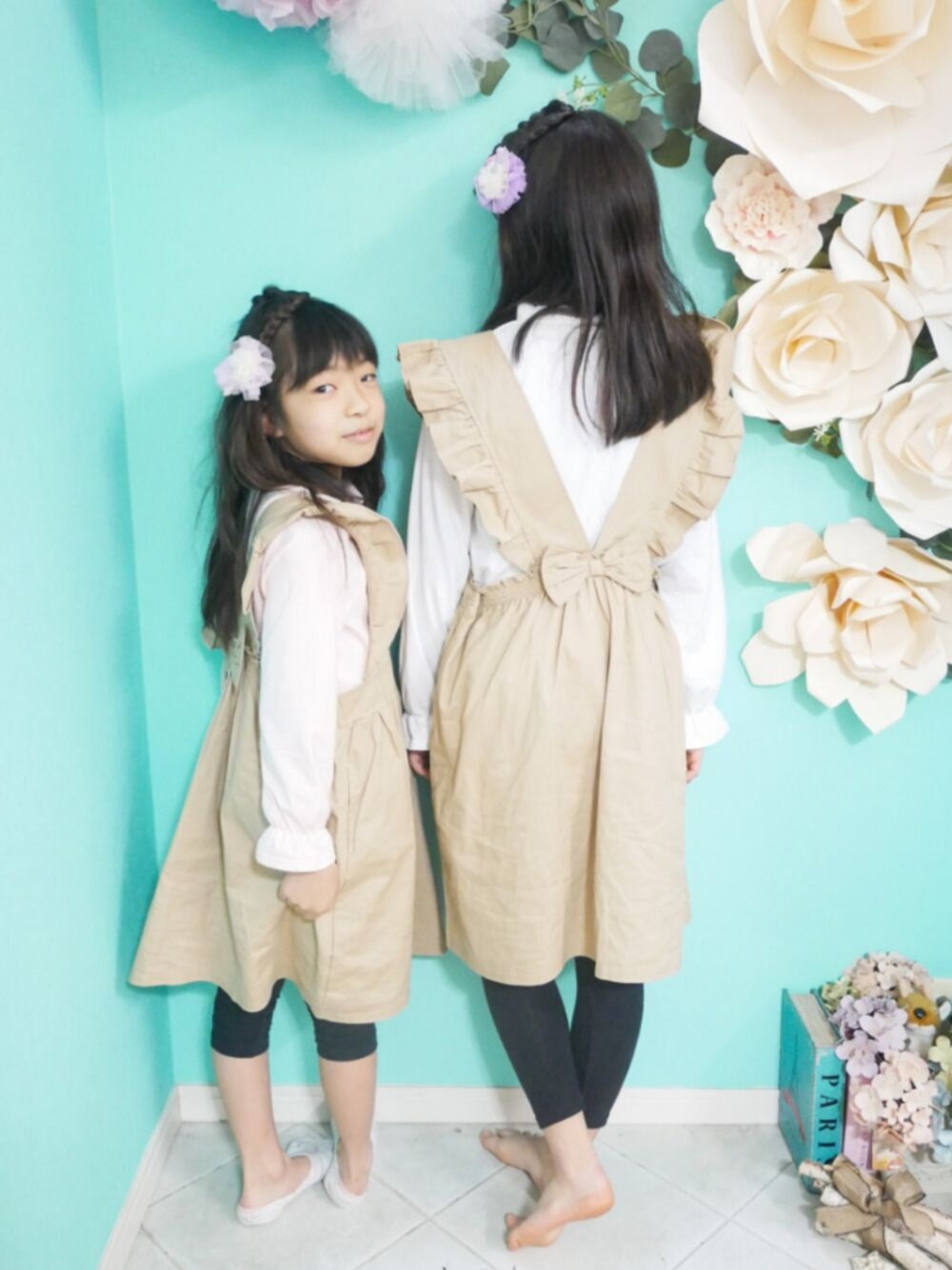 「フリル、姉妹コーデ、エプロンワンピース、ベージュ、ジャンスカ、春コーデ、女の子、後ろリボン、キッズコーデ」｜「Catherine Cottageのエプロンドレスワンピース（ワンピース、イエロー系）」を使った、saramimiさん（キッズ・125cm）の冬コーディネートの1枚目の写真
