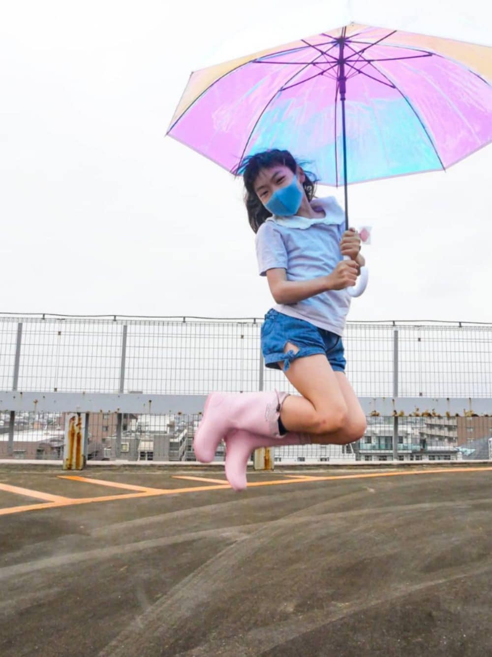 「長靴、レインブーツ、キッズコーデ、女の子、雨の日コーデ、リボン、ショートパンツ、便利」｜「Catherine Cottageの折りたたみレインブーツ（レインシューズ、ピンク系）」を使った、saramimiさん（キッズ・128cm）の春コーディネートの1枚目の写真
