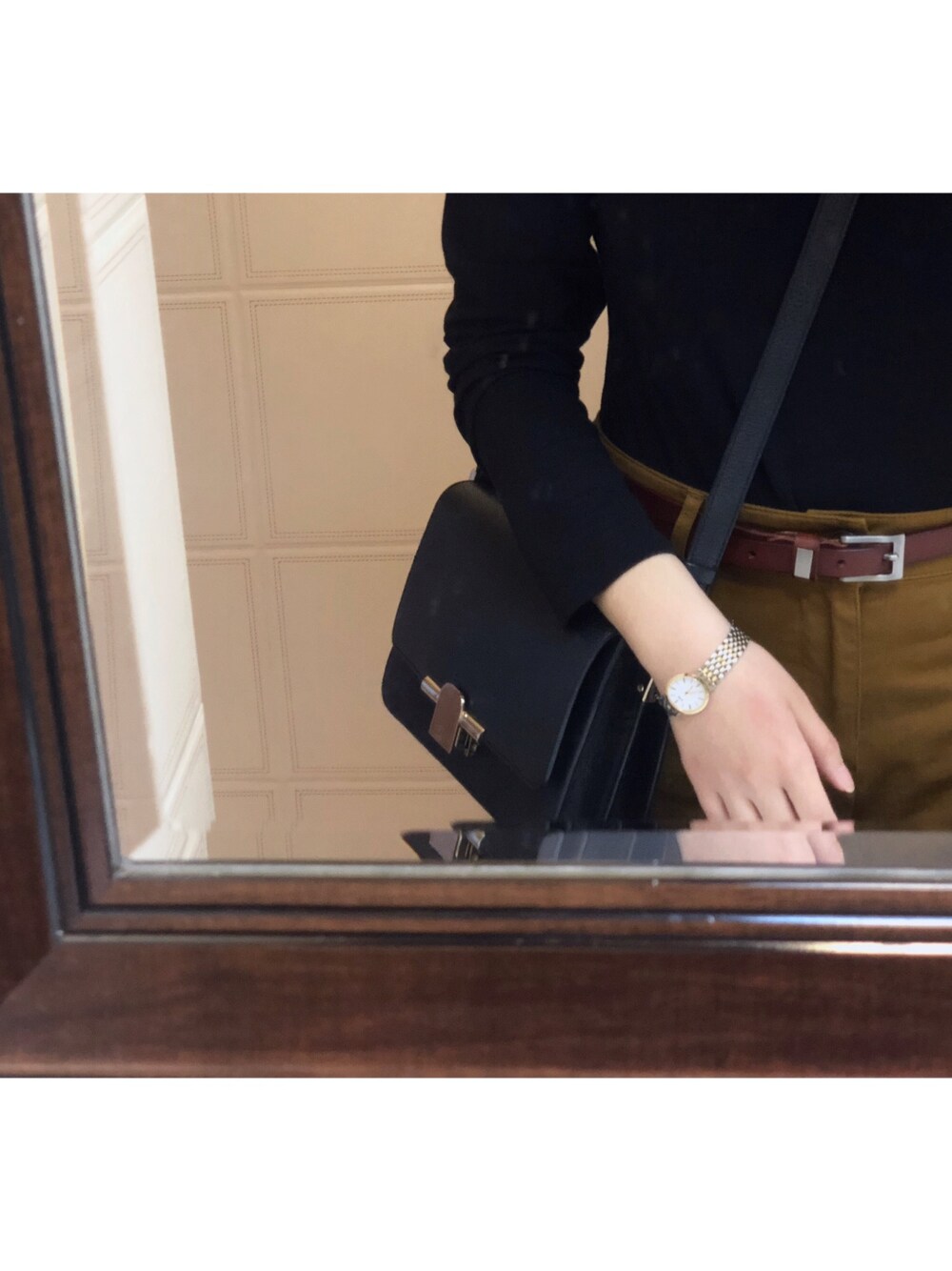 「UNIQLOのアイテム（Tシャツ/カットソー、ブラック系）」を使った、KEIさん（レディース・165cm）の春コーディネートの1枚目の写真