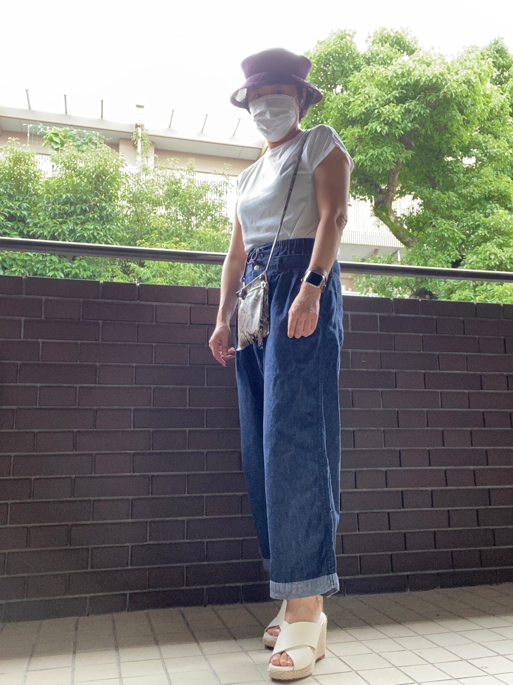 「ZUCCaのアイテム（デニムパンツ、ブルー系）」を使った、mocha1021さん（レディース・163cm）の夏コーディネートの1枚目の写真