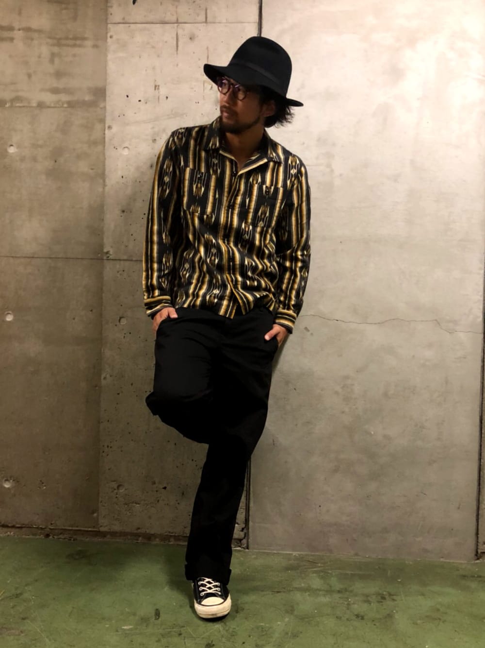 「SCHOTT、ショット、ネイティブ柄、エスニック、ヒッピー」｜「schottのSchott(ショット）TC WORK PANTS（チノパンツ、ブラック系）」を使った、鈴木 瞬さん（メンズ・176cm）の秋コーディネートの1枚目の写真