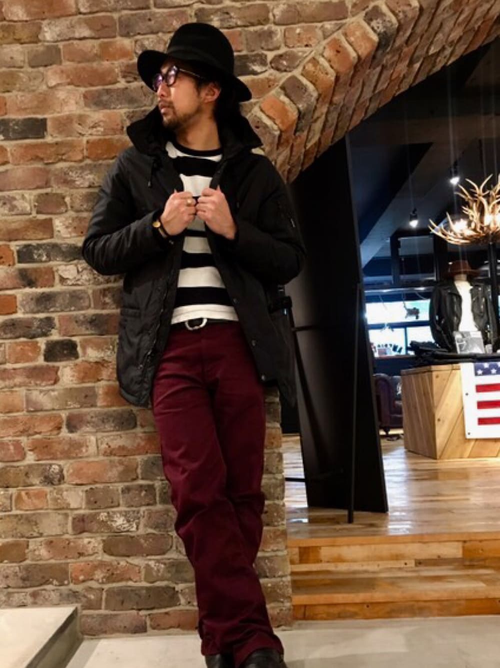 「SCHOTT、ショット、黒」｜「schottのSchott/ショット/TC WORK PANTS/ティーシー ワーク パンツ（チノパンツ、レッド系）」を使った、鈴木 瞬さん（メンズ・176cm）の冬コーディネートの1枚目の写真