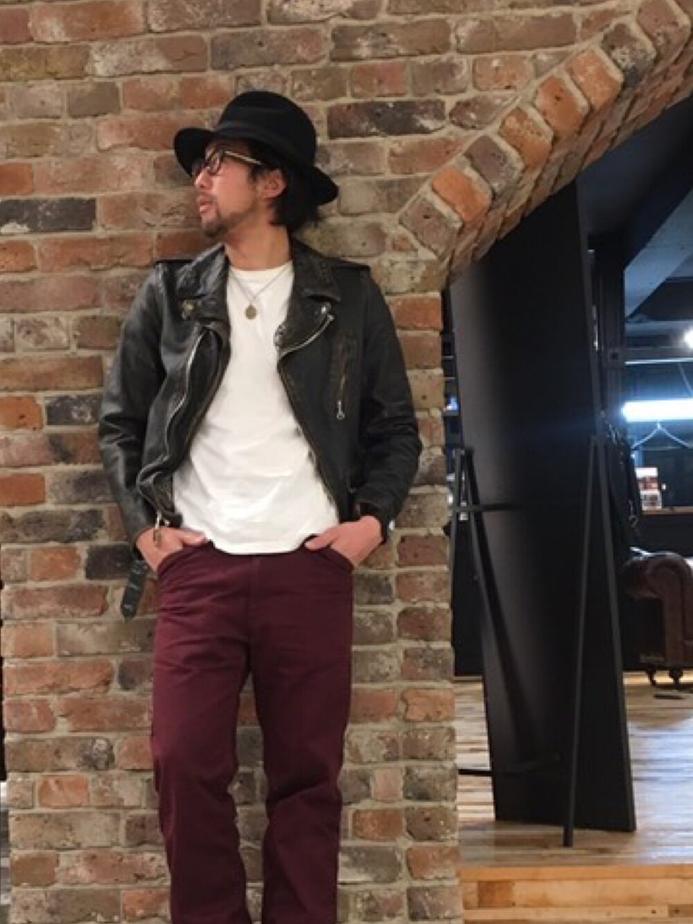 「SCHOTT、ショット、ライダース」｜「schottのSchott/ショット/TC WORK PANTS/ティーシー ワーク パンツ（チノパンツ、レッド系）」を使った、鈴木 瞬さん（メンズ・176cm）の冬コーディネートの1枚目の写真