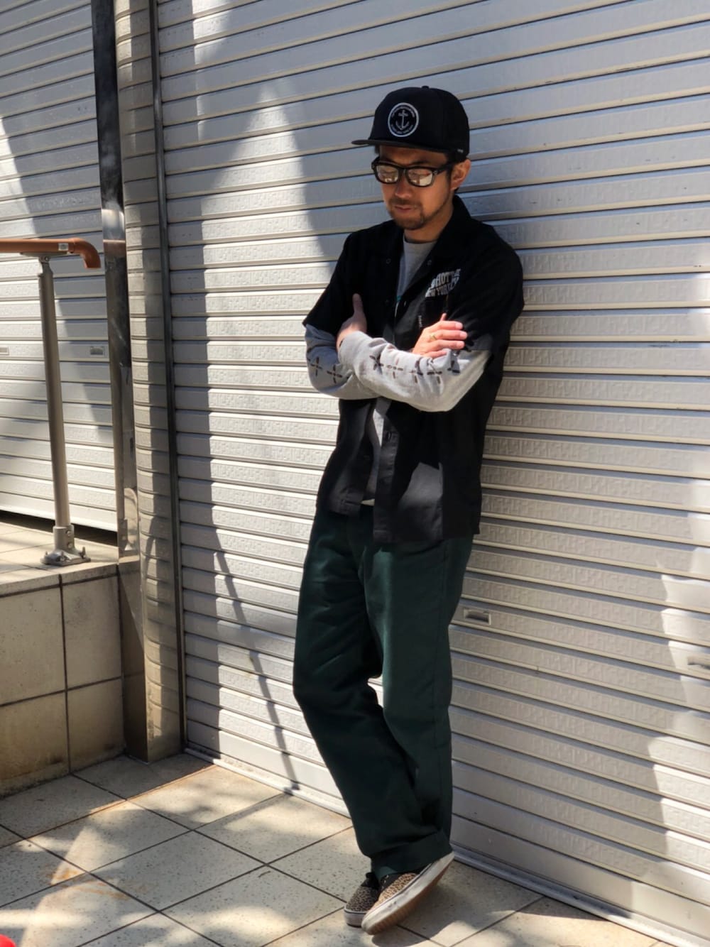 「SCHOTT、ショット、アメカジ、春コーデ、シンプル、カジュアル、ワークパンツ、ワークシャツ、ワーク、バイカースタイル」｜「schottのSchott(ショット）ティーシーワークパンツ（チノパンツ、グリーン系）」を使った、鈴木 瞬さん（メンズ・176cm）の春コーディネートの1枚目の写真