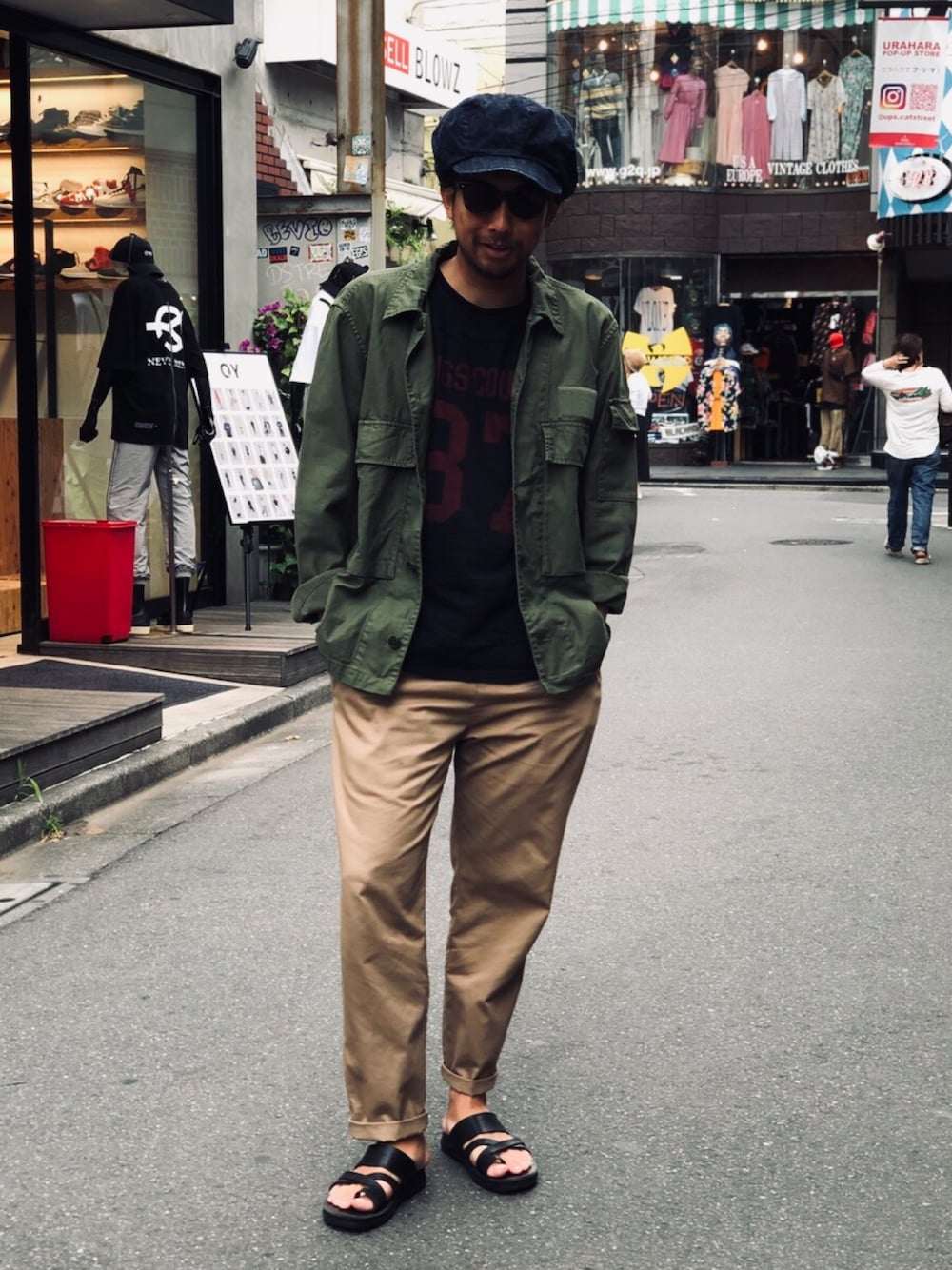 「SCHOTT、ショット、Dickies、ディッキーズ(Dickies)、ミリタリー、イージーパンツ、キャスケット、サンダル、サングラス、フットボールTシャツ」｜「Dickiesの【直営店限定】SCHOTT×DICKIES/ショット ディキーズ/KITCHEN PANTS/キッチンパンツ（その他パンツ、グリーン系）」を使った、鈴木 瞬さん（メンズ・175cm）の夏コーディネートの1枚目の写真