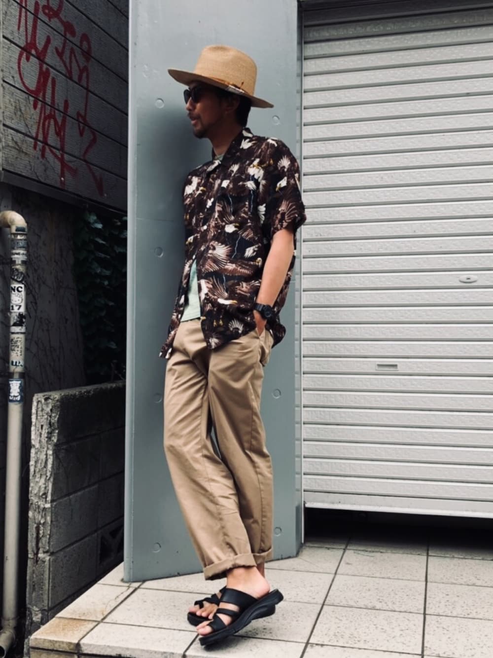 「SCHOTT、ショット、アロハシャツ、Dickies、ディッキーズ(Dickies)、hwdogandco、ストローハット、夏コーデ、オトナカジュアル、シンプルコーデ」｜「Dickiesの【直営店限定】SCHOTT×DICKIES/ショット ディキーズ/KITCHEN PANTS/キッチンパンツ（その他パンツ、グリーン系）」を使った、鈴木 瞬さん（メンズ・175cm）の夏コーディネートの1枚目の写真