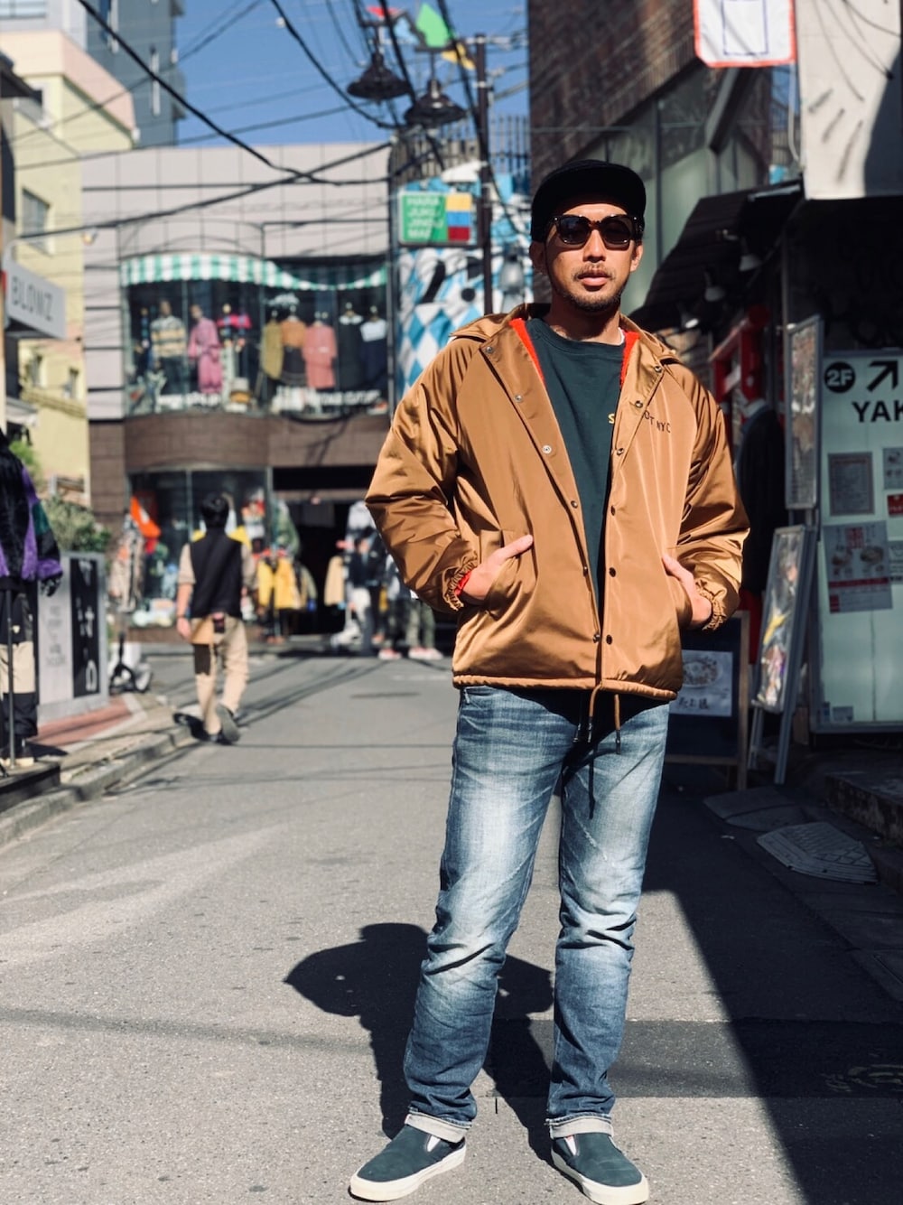 「SCHOTT、ショット、VANS、バンズ、コーデュロイ、streetstyle、コーチジャケット、ナイロンジャケット、スキニーデニム、秋のコーデ」｜「schottの【WEB限定】Schott/ショット/ COACH JACKET BLOWIN' IN THE WIND/コーチジャケット（ブルゾン、イエロー系）」を使った、鈴木 瞬さん（メンズ・176cm）の秋コーディネートの1枚目の写真