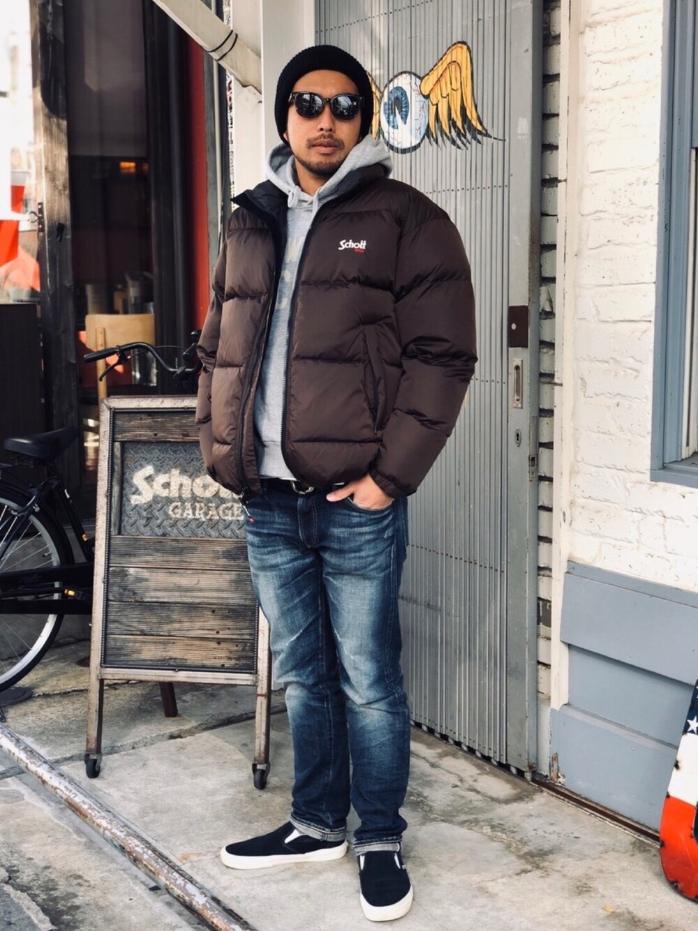 「SCHOTT、ショット、スタッフセンバツ、ダウンジャケット、サーフ、オトナカジュアル、冬コーデ、ブラウン、ニットキャップ、パーカー」｜「schottのSchott/ショット NYLON DOWN JACKET/ナイロン ダウンジャケット（ダウンジャケット/コート、ブラック系）」を使った、鈴木 瞬さん（メンズ・176cm）の秋コーディネートの1枚目の写真