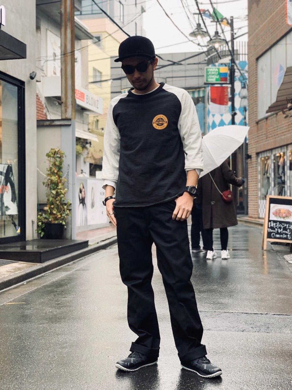 「SCHOTT、ショット、アメカジ、ワーク、バイカースタイル、ラグランTシャツ、雨の日コーデ、ストリート、今日のコーデ、おしゃれさんと繋がりたい」｜「schottの【直営限定】Schott/ショット/CIRCLE LOGO QS T-SHIRT/サークルロゴ クォータースリーブ Tシャツ（Tシャツ/カットソー、ブラック系）」を使った、鈴木 瞬さん（メンズ・176cm）の冬コーディネートの1枚目の写真