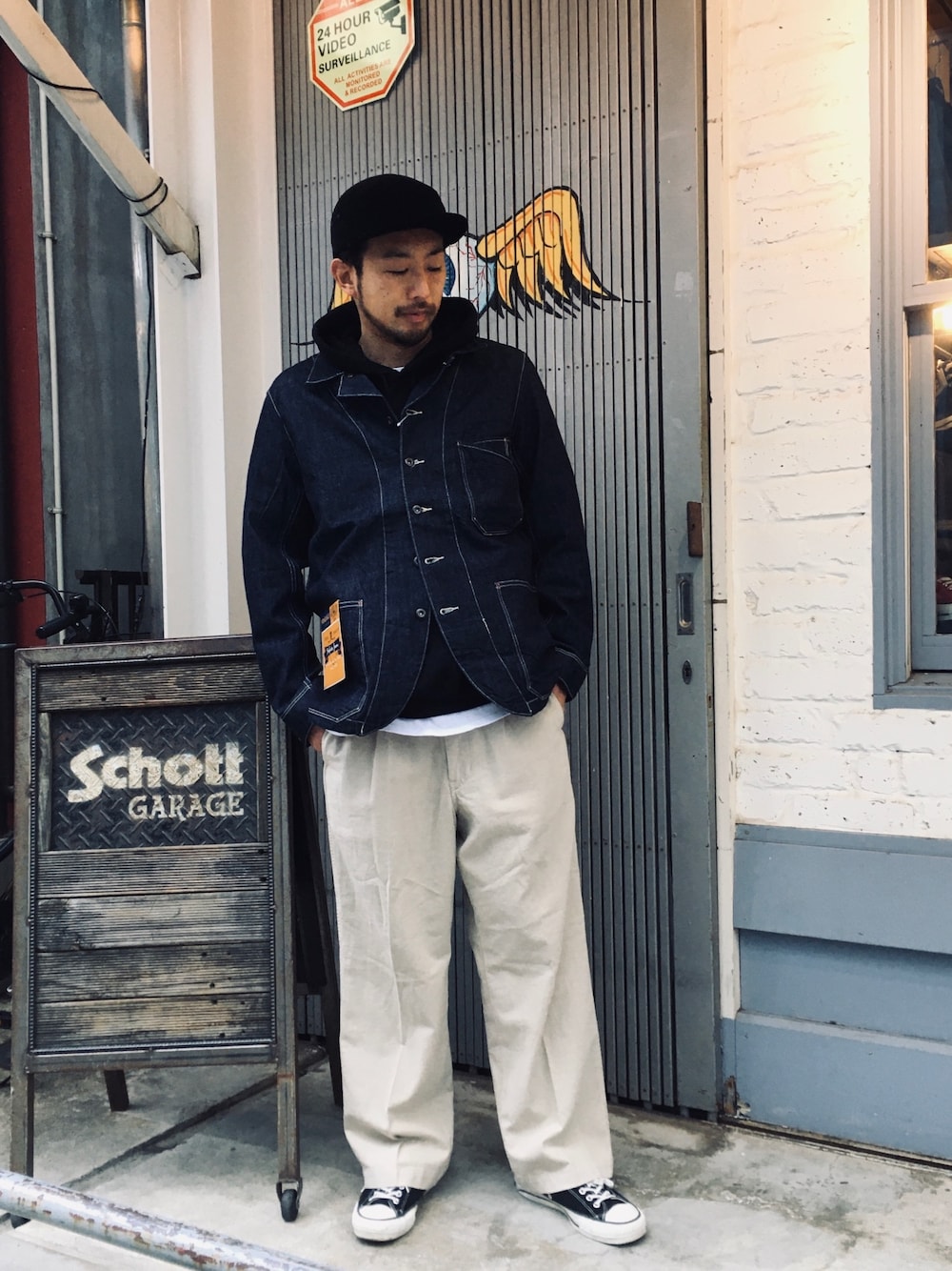 「SCHOTT、ショット、コンバース、converse、スニーカーコーデ、ジャケット、カバーオール、パーカー、春コーデ、オトナカジュアル」｜「schottのSchott/ショット/OLD DENIM WORK JACKET/オールド デニム ワークジャケット カバーオール（カバーオール、ブルー系）」を使った、鈴木 瞬さん（メンズ・176cm）の冬コーディネートの1枚目の写真