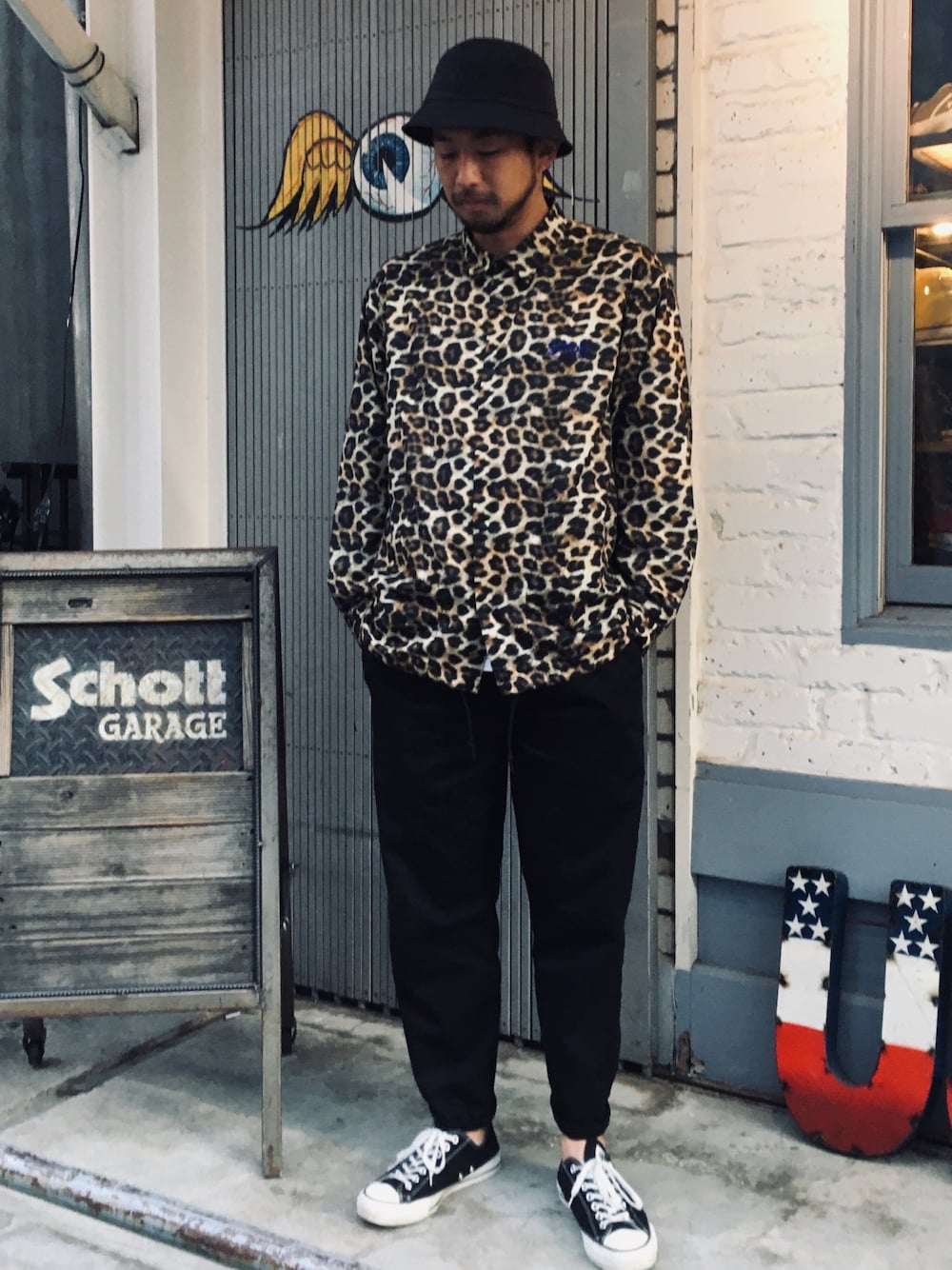 「SCHOTT、ショット、レオパード、ひょう柄、おしゃれさんと繋がりたい、カジュアルコーデ、春コーデ、スニーカーコーデ、いいね、save、フォローお願いします🤑、バケットハット」｜「schottのSCHOTT ショット / COACH SHRT コーチシャツジャケット / 3105043（ブルゾン、その他）」を使った、鈴木 瞬さん（メンズ・176cm）の春コーディネートの1枚目の写真
