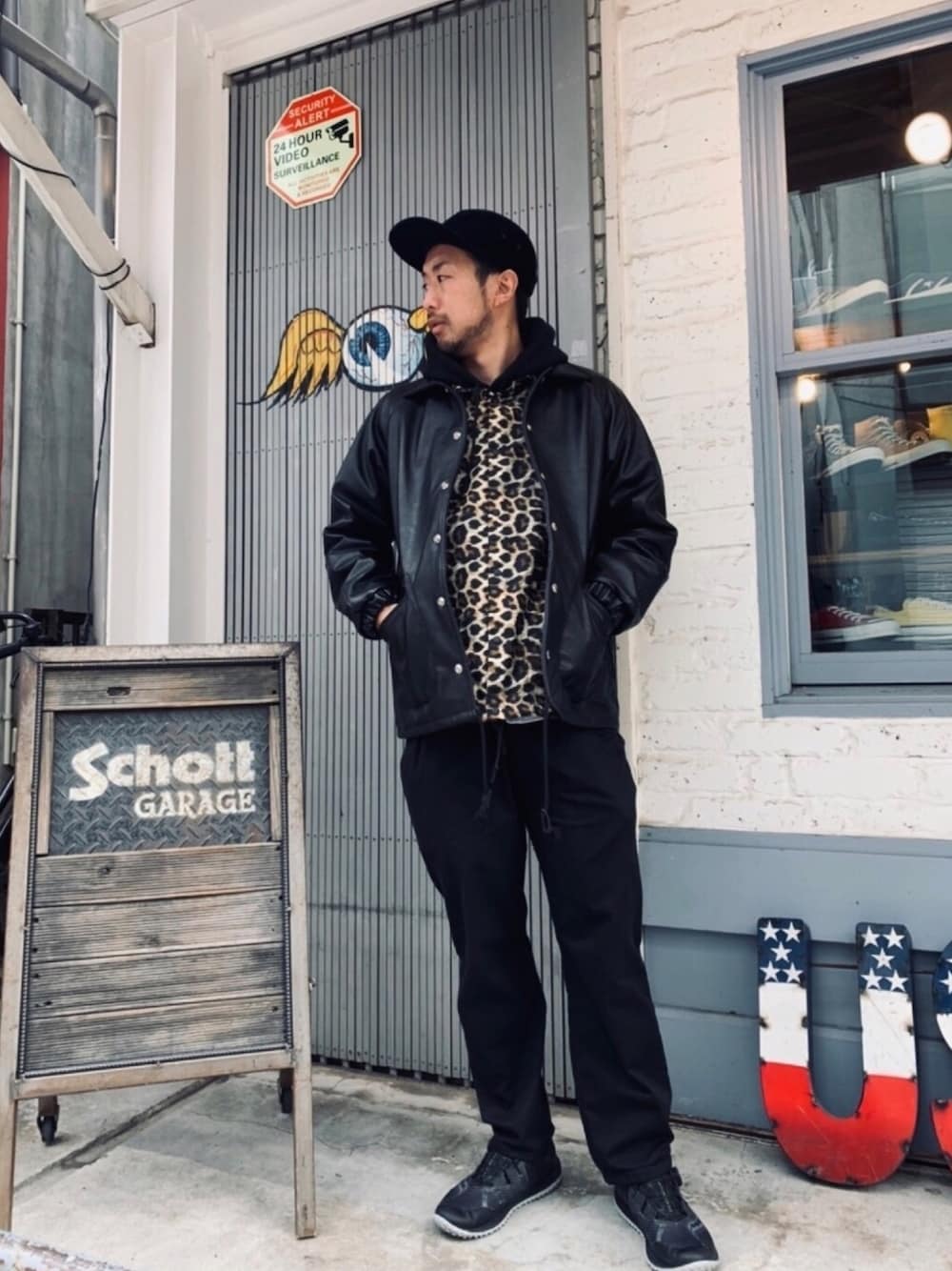 「SCHOTT、ショット、レオパード、ひょう柄、コーチジャケット、レザージャケット、革ジャン、お洒落さんとつながりたい、サッカニー、スニーカー」｜「schottのSchott/ショット/COACH SHIRT/コーチシャツ（シャツ/ブラウス、その他）」を使った、鈴木 瞬さん（メンズ・176cm）の春コーディネートの1枚目の写真