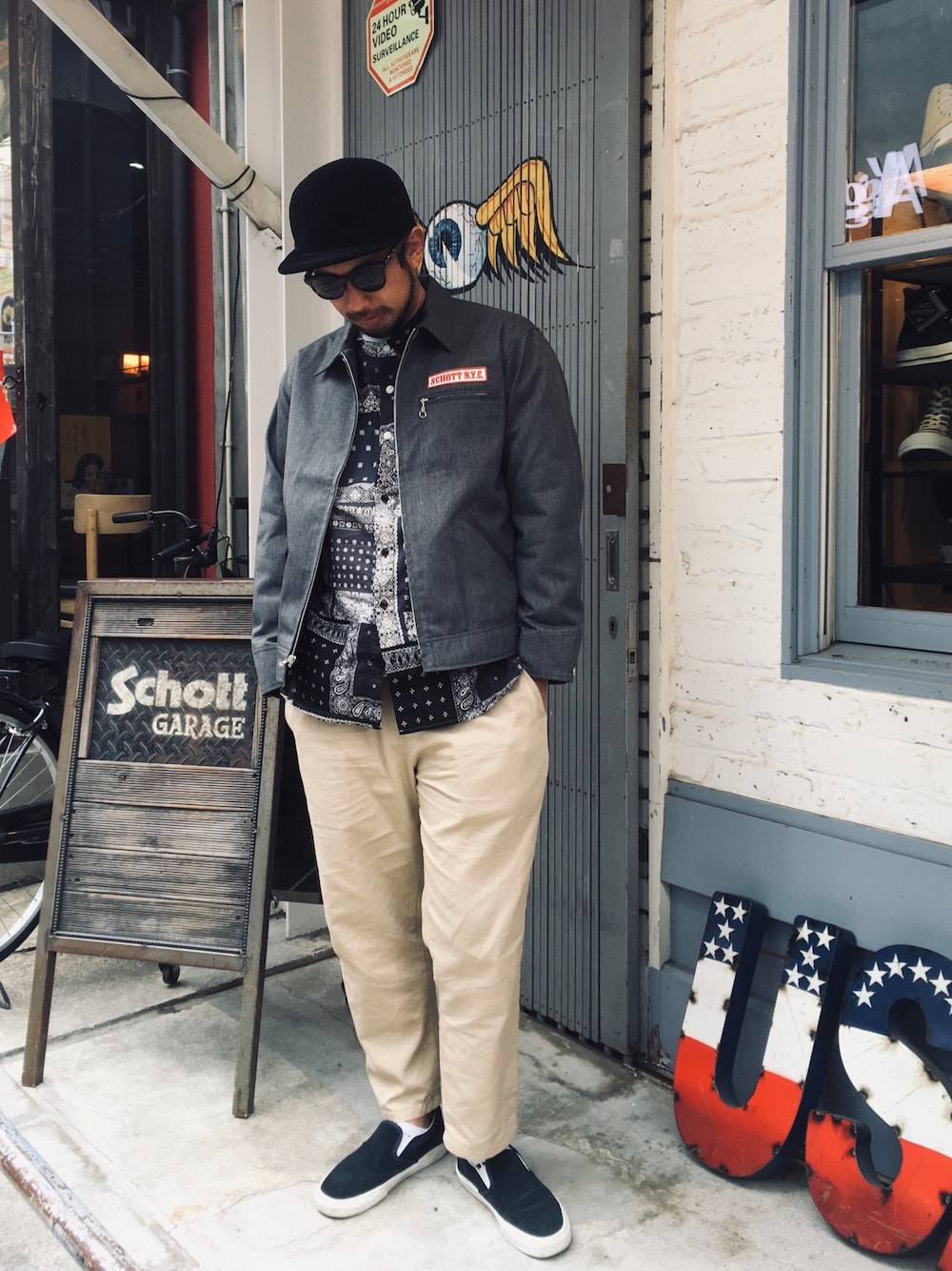 「SCHOTT、ショット、バンズ、VANS、バンダナ、ペイズリー、春コーデ、シェフパンツ、イージーパンツ、スニーカー」｜「schottのSchott/ショット/CHEF PANTS/シェフパンツ（その他パンツ、ベージュ系）」を使った、鈴木 瞬さん（メンズ・176cm）の春コーディネートの1枚目の写真