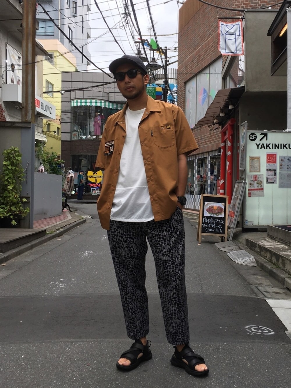 「SCHOTT、ショット、FlowerMOUNTAIN、サンダル、ベルトサンダル、シェフパンツ、ゆるコーデ、リラックススタイル、ビッグT、お洒落さんとつながりたい」｜「schottのSchott/ショット/TC WORK SHIRT/TCワーク シャツ（シャツ/ブラウス、グリーン系）」を使った、鈴木 瞬さん（メンズ・176cm）の夏コーディネートの1枚目の写真