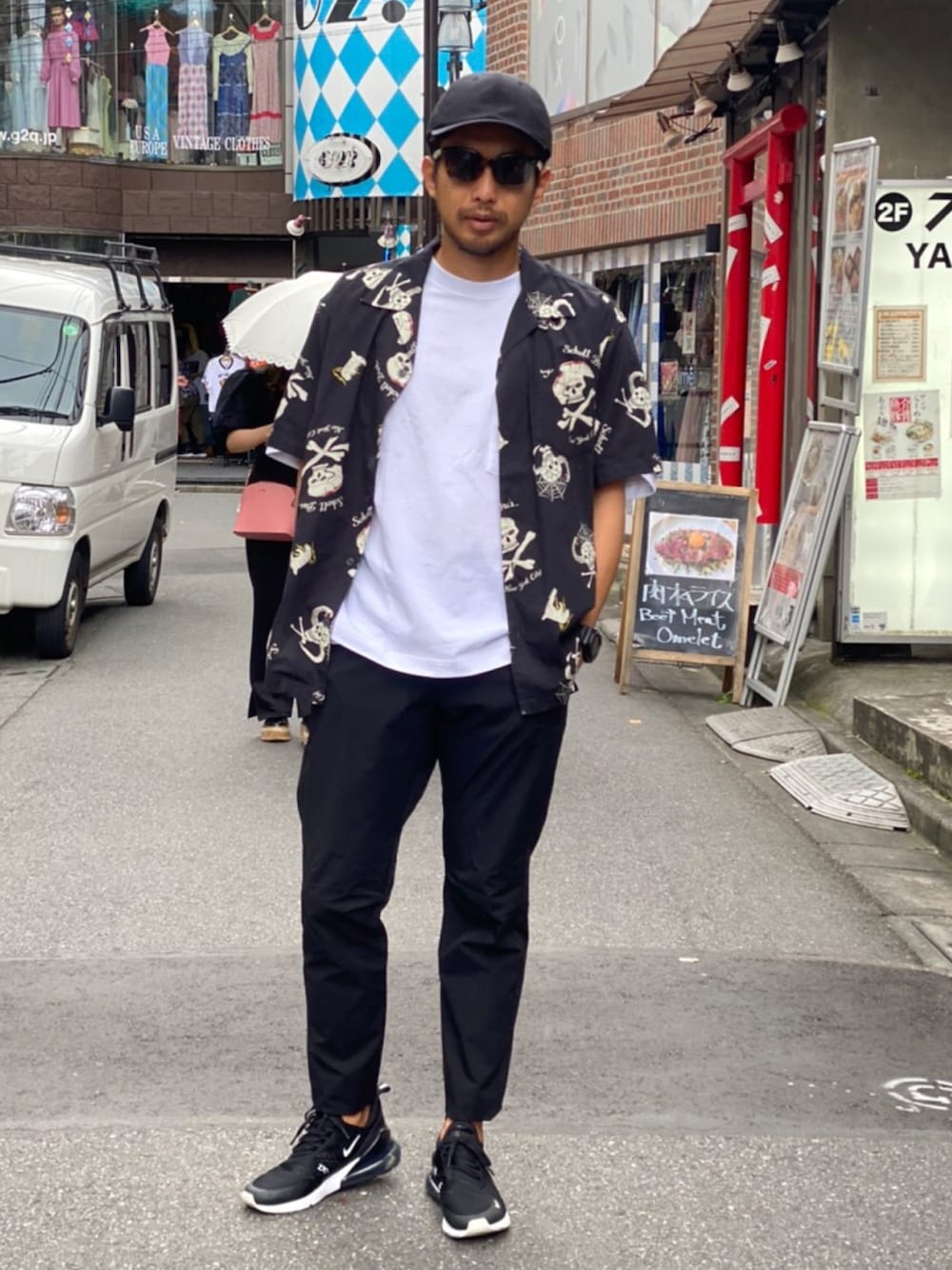 「SCHOTT、ショット、NIKE、ナイキ、エアマックス、AIR MAX、アロハシャツ、ハワイアンシャツ、スポーツミックス、オープンカラーシャツ」｜「schottのSchott/ショット/HAWAIIAN SHIRT SKULL/ハワイアンシャツ スカル（シャツ/ブラウス、ブラック系）」を使った、鈴木 瞬さん（メンズ・176cm）の夏コーディネートの1枚目の写真