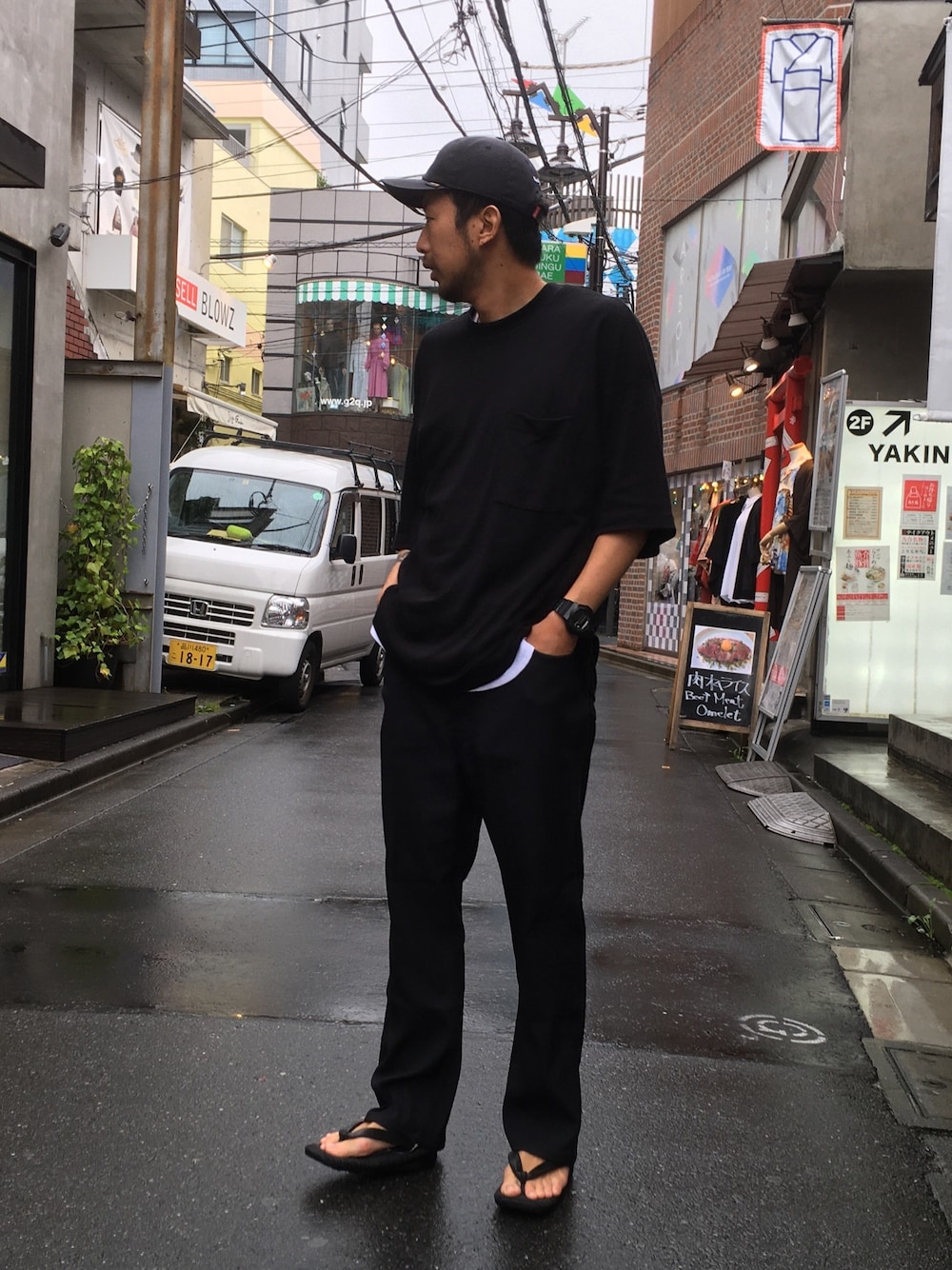 「SCHOTT、ショット、雪駄、サンダル、ブーツカットパンツ、Wrangler、ビッグT、マンハッタンポーテージ、Manhattan Portage、オーバーサイズ」｜「schottの【別注】goyemon/ごゑもん/雲駄-TOCHIGI LEATHER-/UNDA SANDALS（サンダル、ブラック系）」を使った、鈴木 瞬さん（メンズ・176cm）の夏コーディネートの1枚目の写真