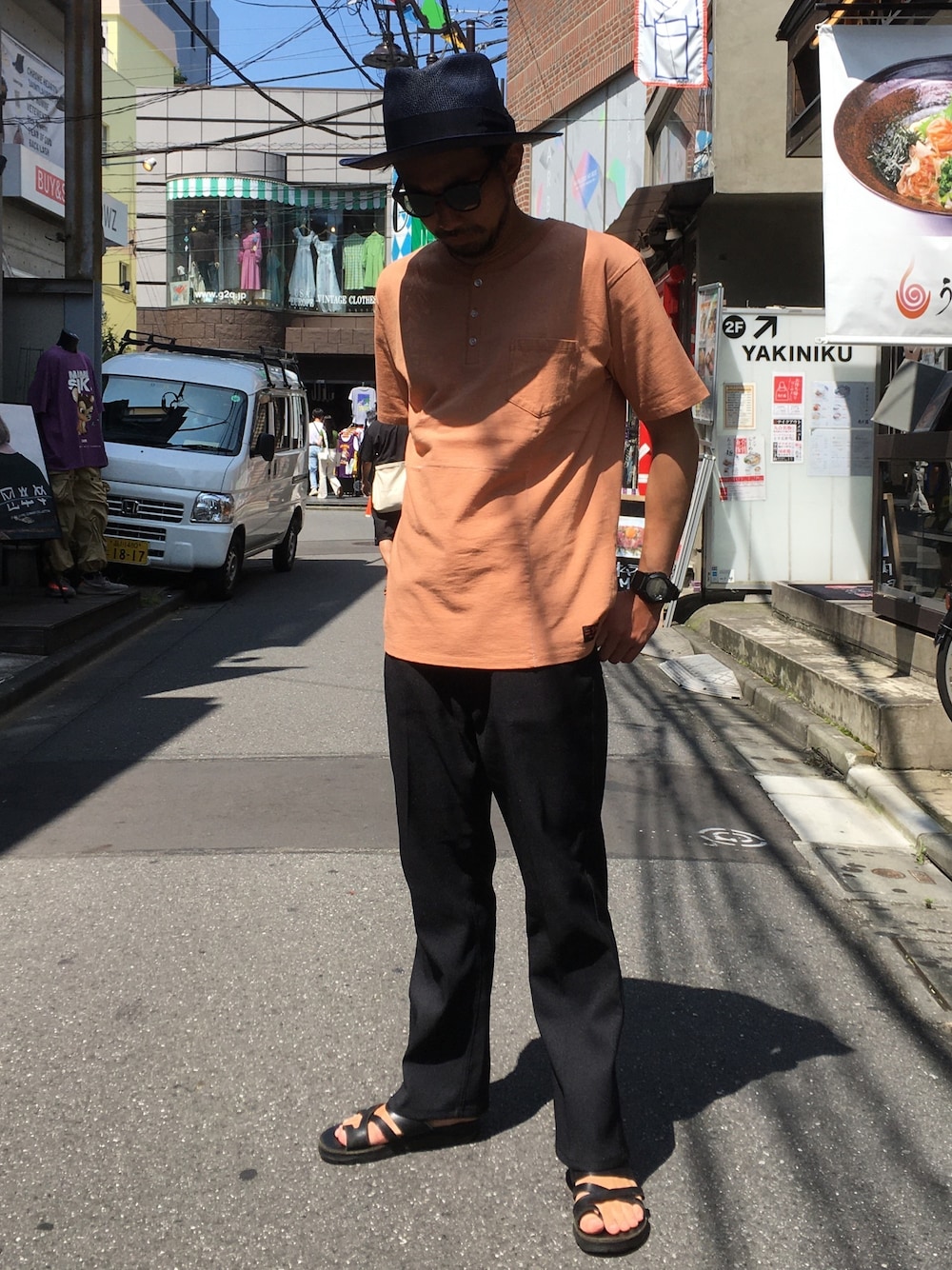 「夏コーデ、SCHOTT、ショット、サンダル、ブーツカットパンツ、フレアパンツ、Wrangler、おしゃれさんと繋がりたい、スラックス、くすみカラー」｜「schottのSchott/ショット/SWITCHING T-SHIRT/（Tシャツ/カットソー、オレンジ系）」を使った、鈴木 瞬さん（メンズ・176cm）の夏コーディネートの1枚目の写真