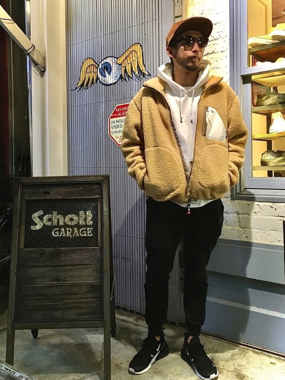 「SCHOTT、NIKE、秋服準備はじめました、お洒落さんとつながりたい、patagonia、ノースフェイス、アウトドアスタイル、ユニクロ、GU、レザー」｜「schottのSchott/ショット/LEATHER POCKET PILE JACKET/レザーポケット パイルジャケット（ブルゾン、ベージュ系）」を使った、鈴木 瞬さん（メンズ・176cm）の秋コーディネートの1枚目の写真