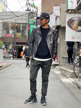 「ジョガーパンツ」｜「アイテム（ライダースジャケット）」を使った、鈴木 瞬さん（メンズ・176cm）の冬コーディネート