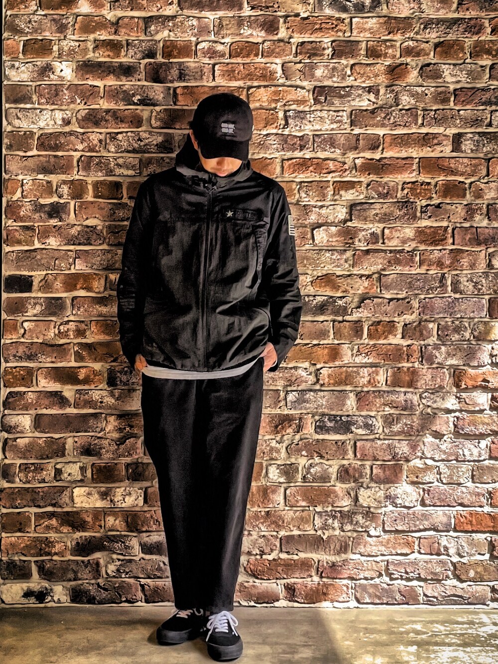 「SCHOTT、ショット、黒、オールブラック、ブラックコーデ、ブラック、モノトーン、モノトーンコーデ、いいね、save、フォローお願いします🤑、おしゃれさんと繋がりたい」｜「schottのSchott×DICKIES(ショット×ディッキーズ) 2TUCK TAPERED PANTS/ツータック テーパードパンツ（チノパンツ、ブラック系）」を使った、鈴木 瞬さん（メンズ・176cm）の春コーディネートの1枚目の写真