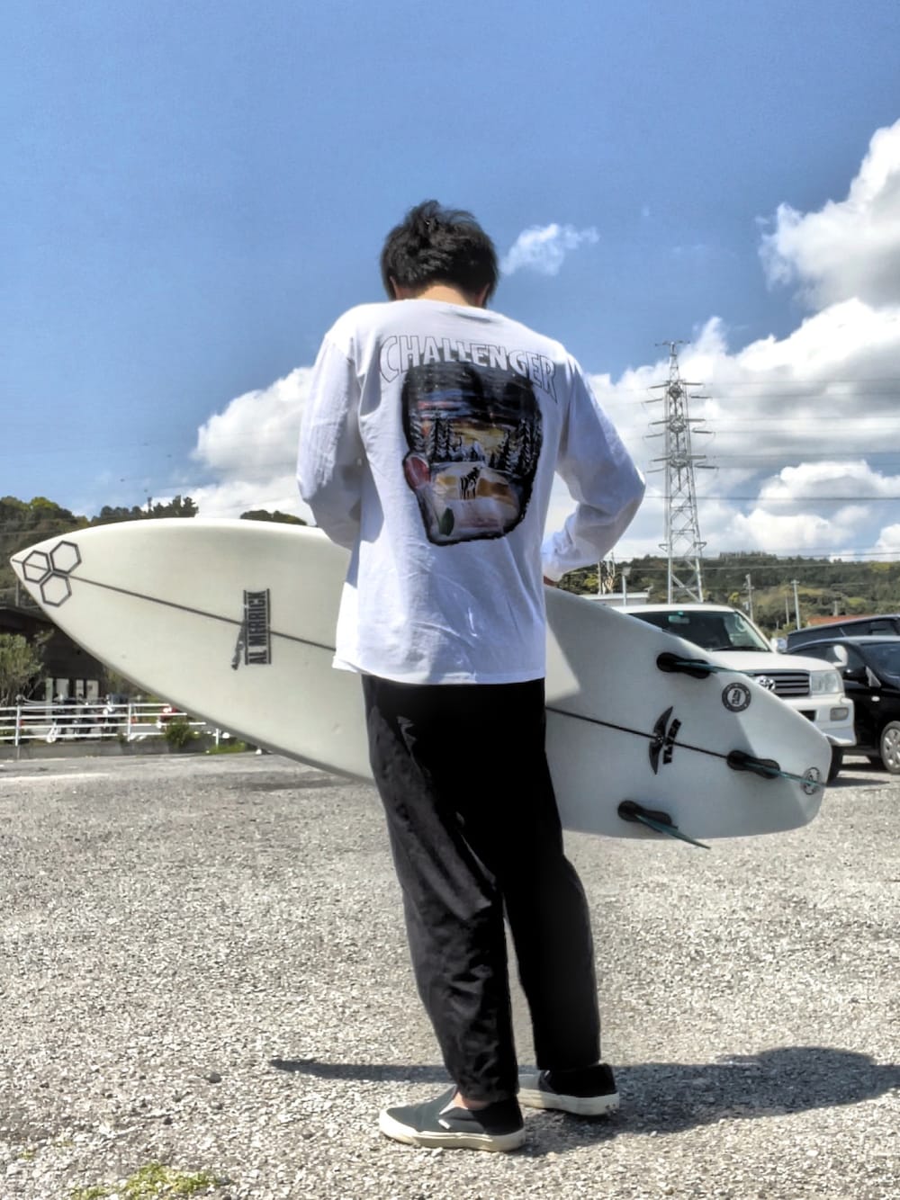 「SCHOTT、challenger、ショット、チャレンジャー、サーフ、サーフスタイル、サーフィン、波乗り、サーファー、サーファーコーデ」｜「schottのSchott×DICKIES(ショット×ディッキーズ) 2TUCK TAPERED PANTS/ツータック テーパードパンツ（チノパンツ、ブラック系）」を使った、鈴木 瞬さん（メンズ・176cm）の春コーディネートの1枚目の写真