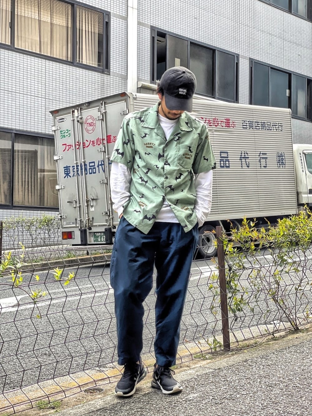 「大人カジュアル、おしゃれさんと繋がりたい、いいね、save、フォローお願いします🤑、アロハシャツ、アロハシャツコーデ、アロハ、SCHOTT、ショット、Dickies、レイヤードスタイル」｜「schottのSchott×DICKIES(ショット×ディッキーズ) 2TUCK TAPERED PANTS/ツータック テーパードパンツ（チノパンツ、ブルー系）」を使った、鈴木 瞬さん（メンズ・176cm）の春コーディネートの1枚目の写真