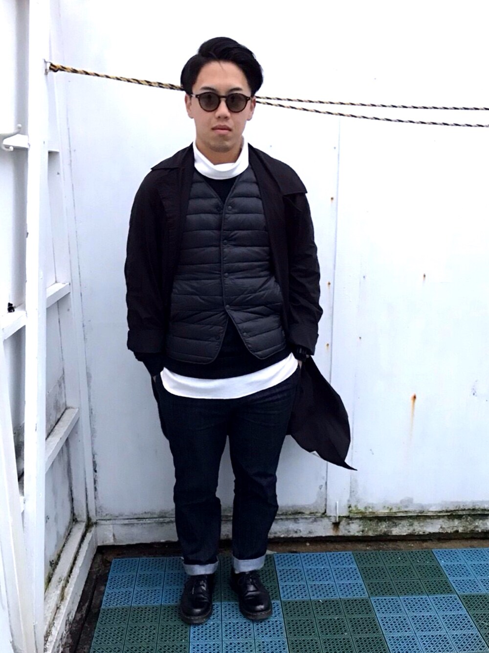 「ootd、モノトーン、テーパードパンツ、タートルネック、インナーダウン、サングラス、ロングコート」｜「Denimeのグランテックスタイロッケンコート（ステンカラーコート、ブラック系）」を使った、ナンさん（メンズ・167cm）の冬コーディネートの1枚目の写真