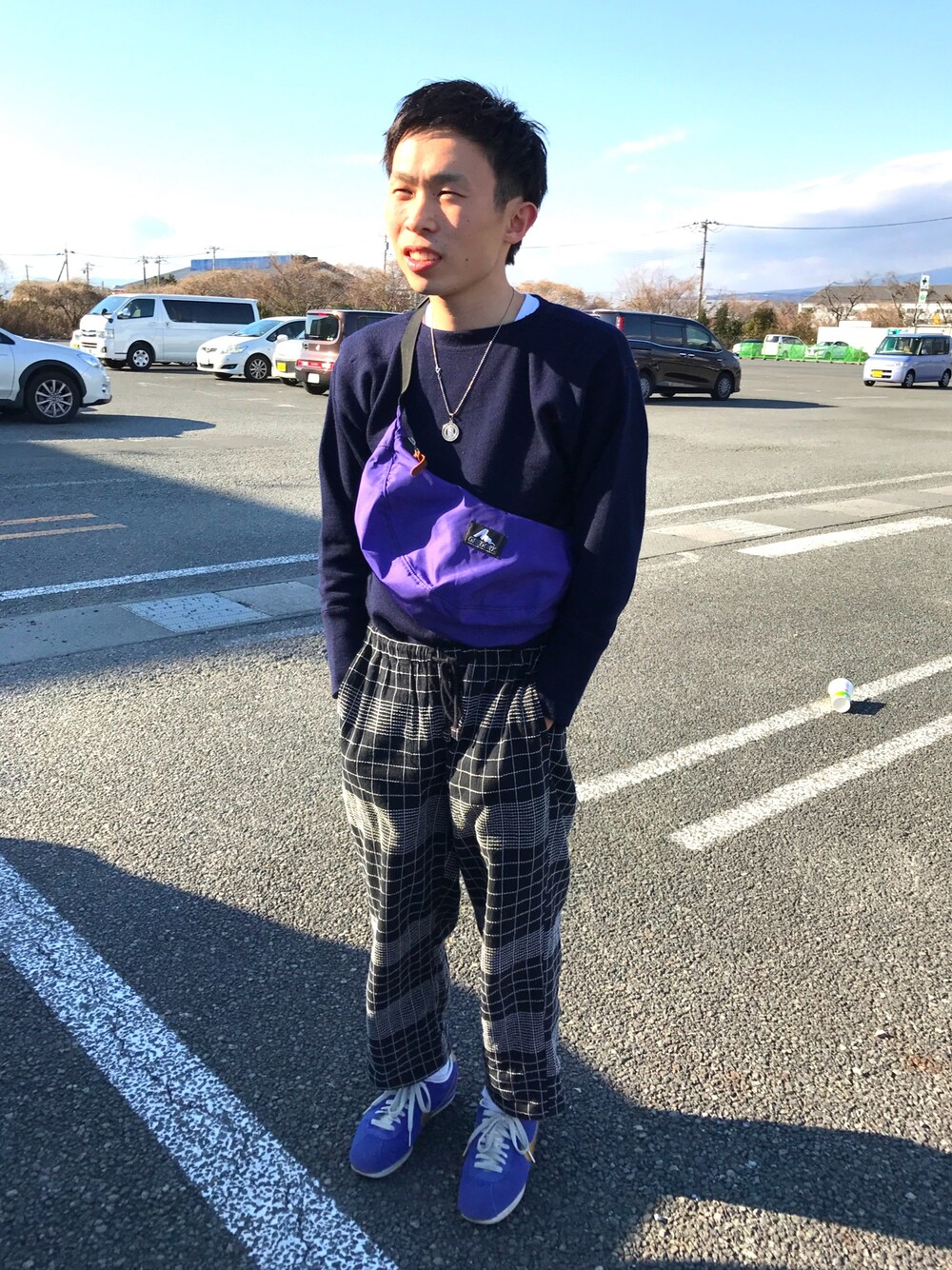 「イージーパンツ、スニーカー、アウトドアスタイル、釣り、ショルダーバッグ、古着、ootd、コルテッツ、春コーデ」｜「古着のアイテム（Tシャツ/カットソー、ブルー系）」を使った、ナンさん（メンズ・164cm）の春コーディネートの1枚目の写真