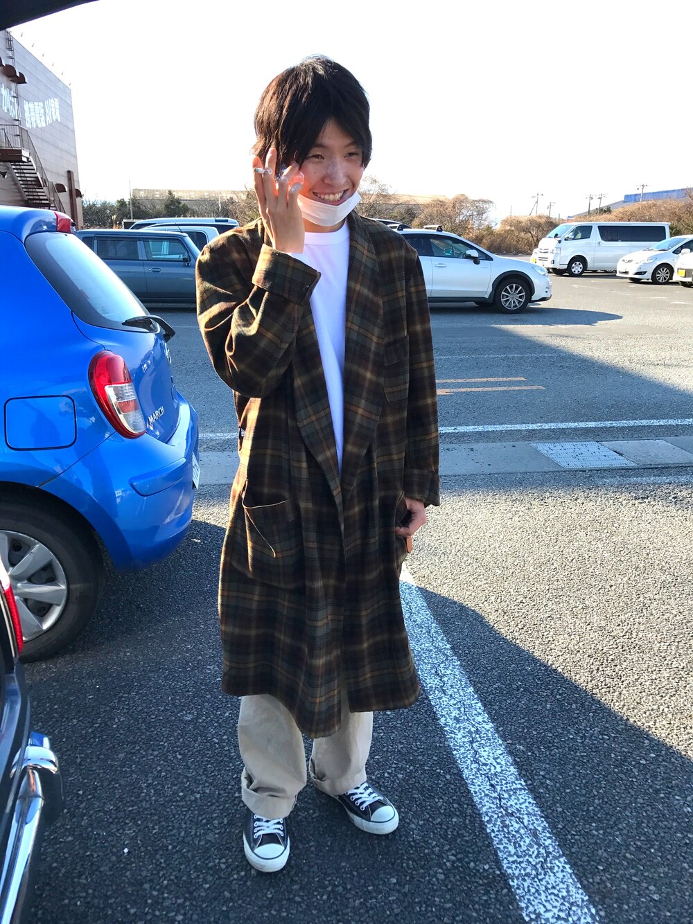 「ロングコート、古着、ペンドルトン、レザー、チノパン、ワイドパンツ、アースカラー、ロールアップ、ガウン」｜「Championのchampion/チャンピオン コットン 無地 ロングTシャツ（Tシャツ/カットソー、ホワイト系）」を使った、ナンさん（メンズ・171cm）の春コーディネートの1枚目の写真