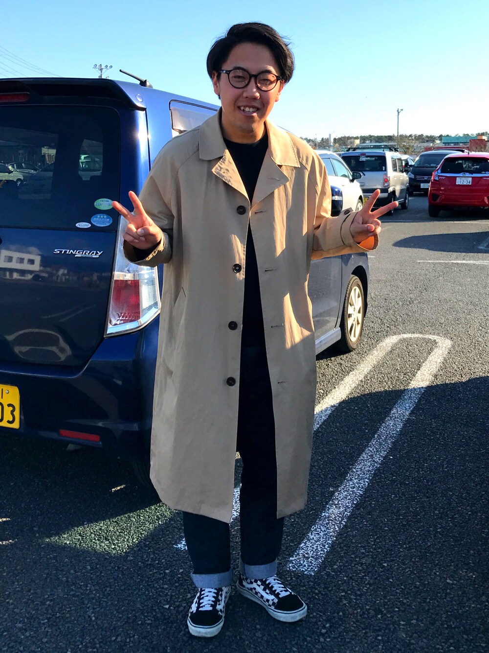 「ロングコート、ベージュ、イージーパンツ、バンズ、スニーカー、ダテメガネ、モノトーン、オーバーサイズ、ワイドパンツ」｜「blue yardのアイテム（チェスターコート、ベージュ系）」を使った、ナンさん（メンズ・170cm）の春コーディネートの1枚目の写真