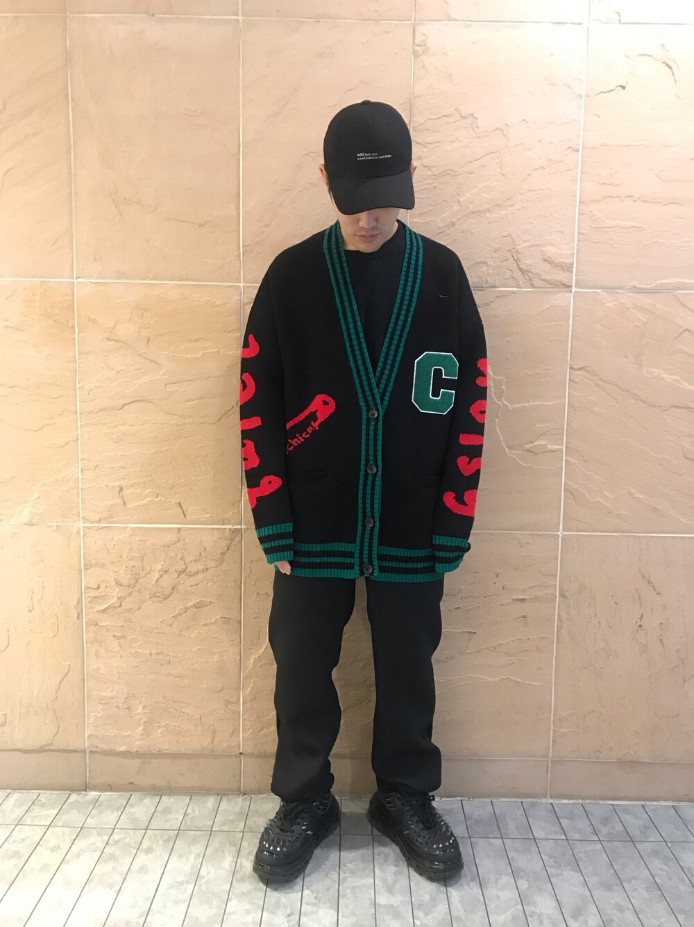 「スニーカー、カジュアル、ブラック、ストリート、黒、スニーカーコーデ、street、ootd、outfit、おしゃれさんと繋がりたい」｜「ChicaのChica/チカ/ニットカーディガン（カーディガン/ボレロ、ブラック系）」を使った、イトウセイさん（メンズ・170cm）の秋コーディネートの1枚目の写真