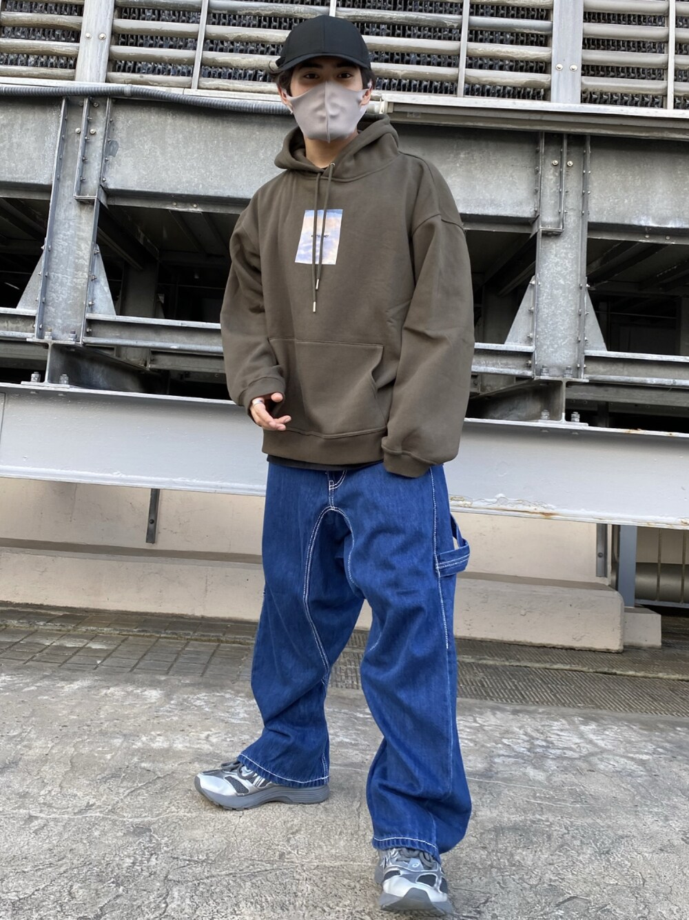 「スニーカー、デニム、ストリート、ワイドパンツ、リラックススタイル、シンプルコーデ、カジュアルコーデ、ゆるコーデ、秋コーデ、おしゃれさんと繋がりたい」｜「KIKO KOSTADINOVのアイテム（スニーカー、シルバー系）」を使った、イトウセイさん（メンズ・170cm）の秋コーディネートの1枚目の写真