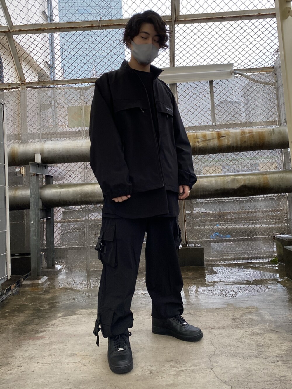 ブラック系のTシャツ/カットソー、ブラック系のカーゴパンツ、ブラック系のカーゴパンツを着用したメンズの冬コーディネートの1枚目の写真