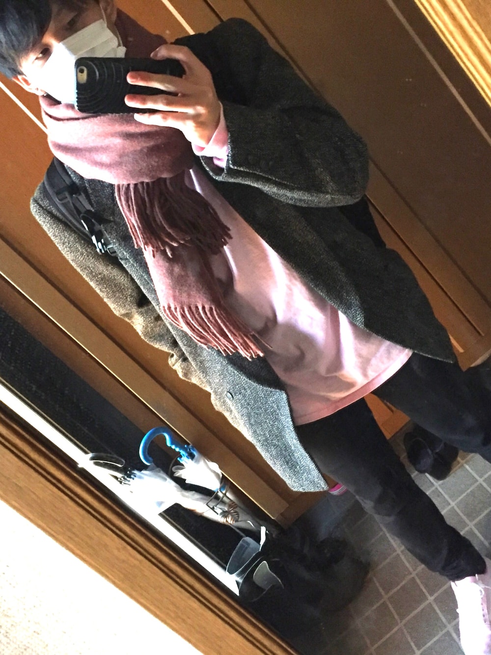 「EMPORIO ARMANIのアイテム（トレンチコート、ブラック系）」を使った、leさん（メンズ・173cm）の冬コーディネートの1枚目の写真