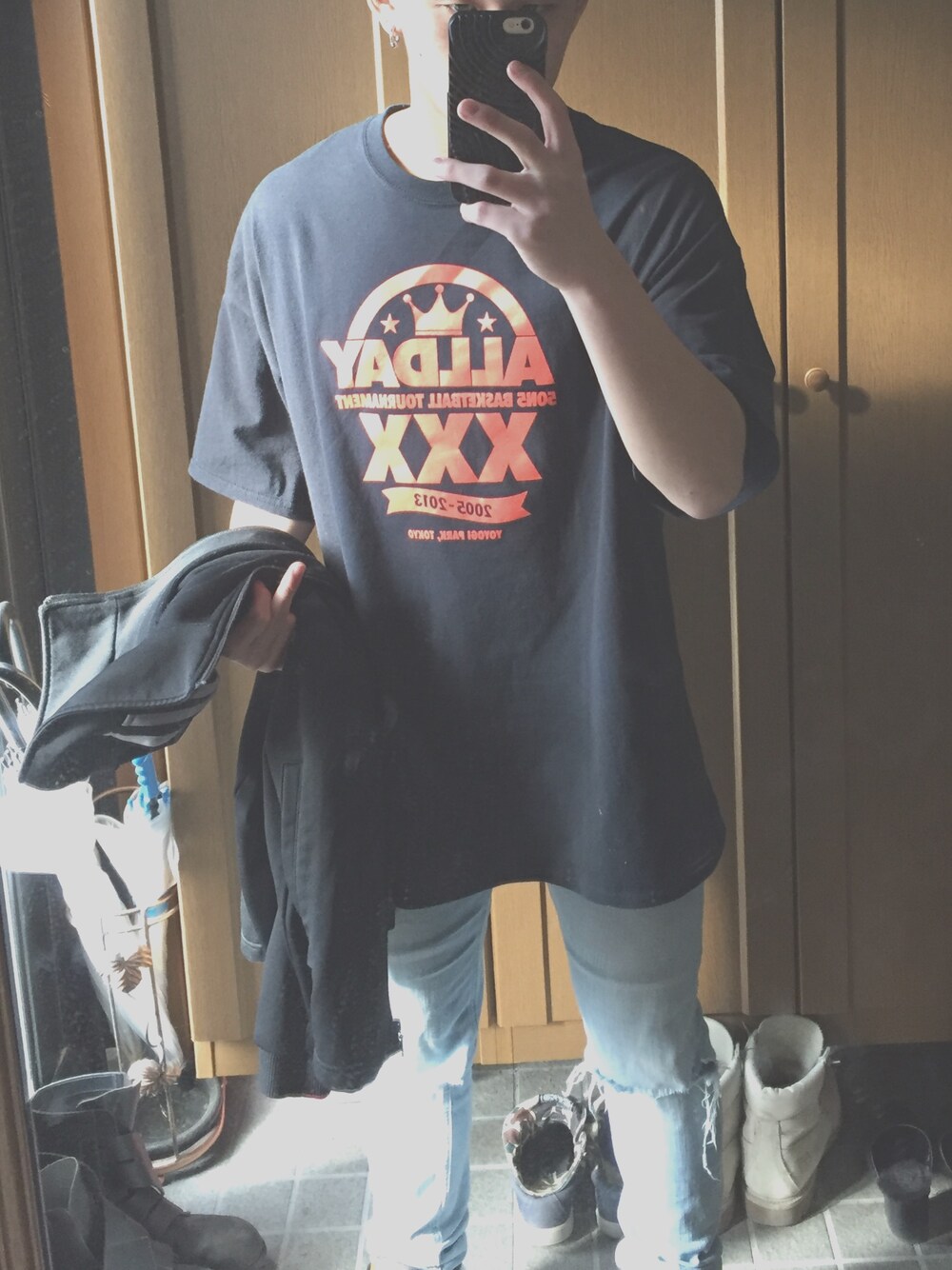 「AIR JORDANのアイテム（Tシャツ/カットソー、ブラック系）」を使った、leさん（メンズ・173cm）の冬コーディネートの1枚目の写真
