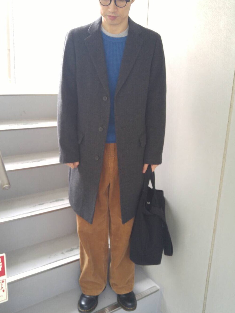 「UNIVERSITY OF OXFORDのアイテム（ニット/セーター、ブルー系）」を使った、farrattiさん（メンズ・172cm）の冬コーディネートの1枚目の写真