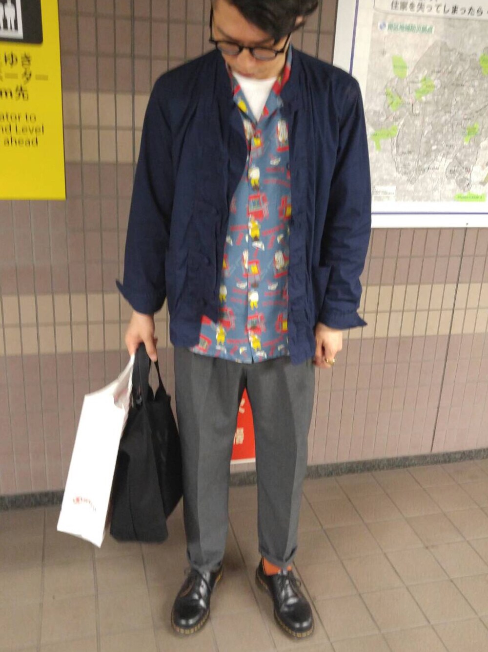 「SEVENDAYS=SUNDAYのコットンダンプ　長袖カンフーシャツ（シャツ/ブラウス、ブルー系）」を使った、farrattiさん（メンズ・172cm）の春コーディネートの1枚目の写真