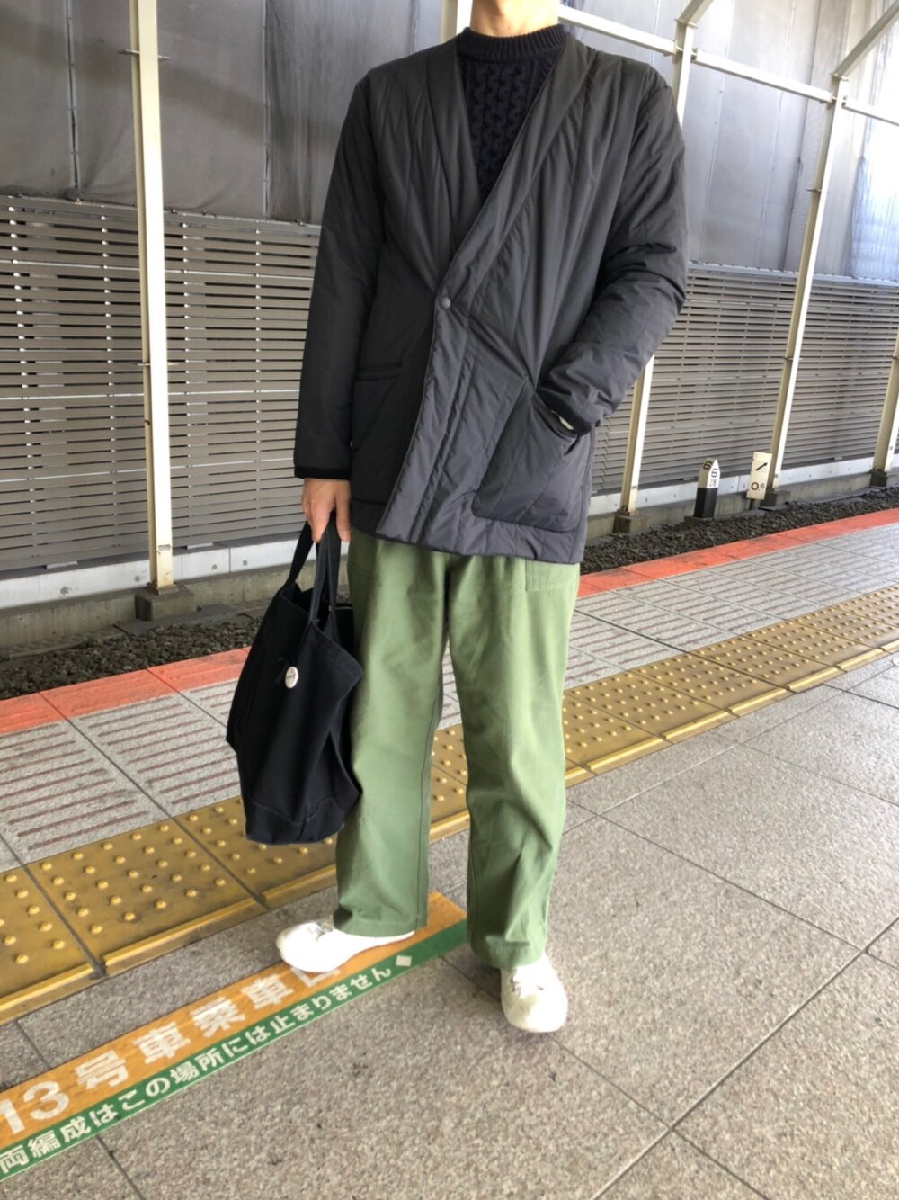 「ADAM ET ROPE'のアイテム（その他アウター、ブラック系）」を使った、farrattiさん（メンズ・172cm）の冬コーディネートの1枚目の写真