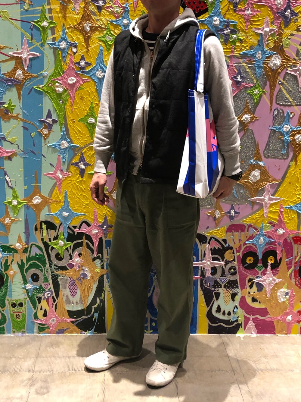 「MTV×JS」｜「JOURNAL STANDARDのアイテム（トートバッグ、その他）」を使った、farrattiさん（メンズ・172cm）の春コーディネートの1枚目の写真