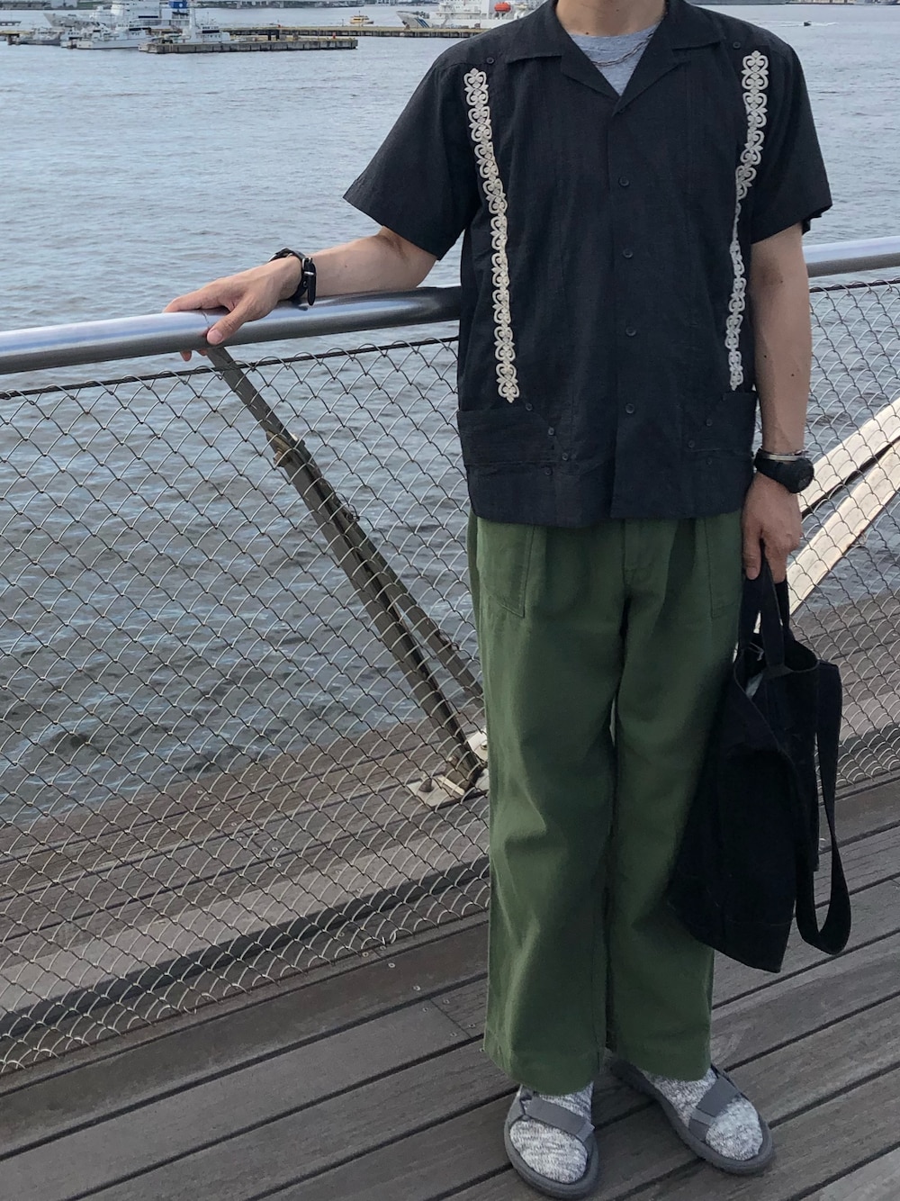 「temptationのアイテム（シャツ/ブラウス、ブラック系）」を使った、farrattiさん（メンズ・172cm）の秋コーディネートの1枚目の写真