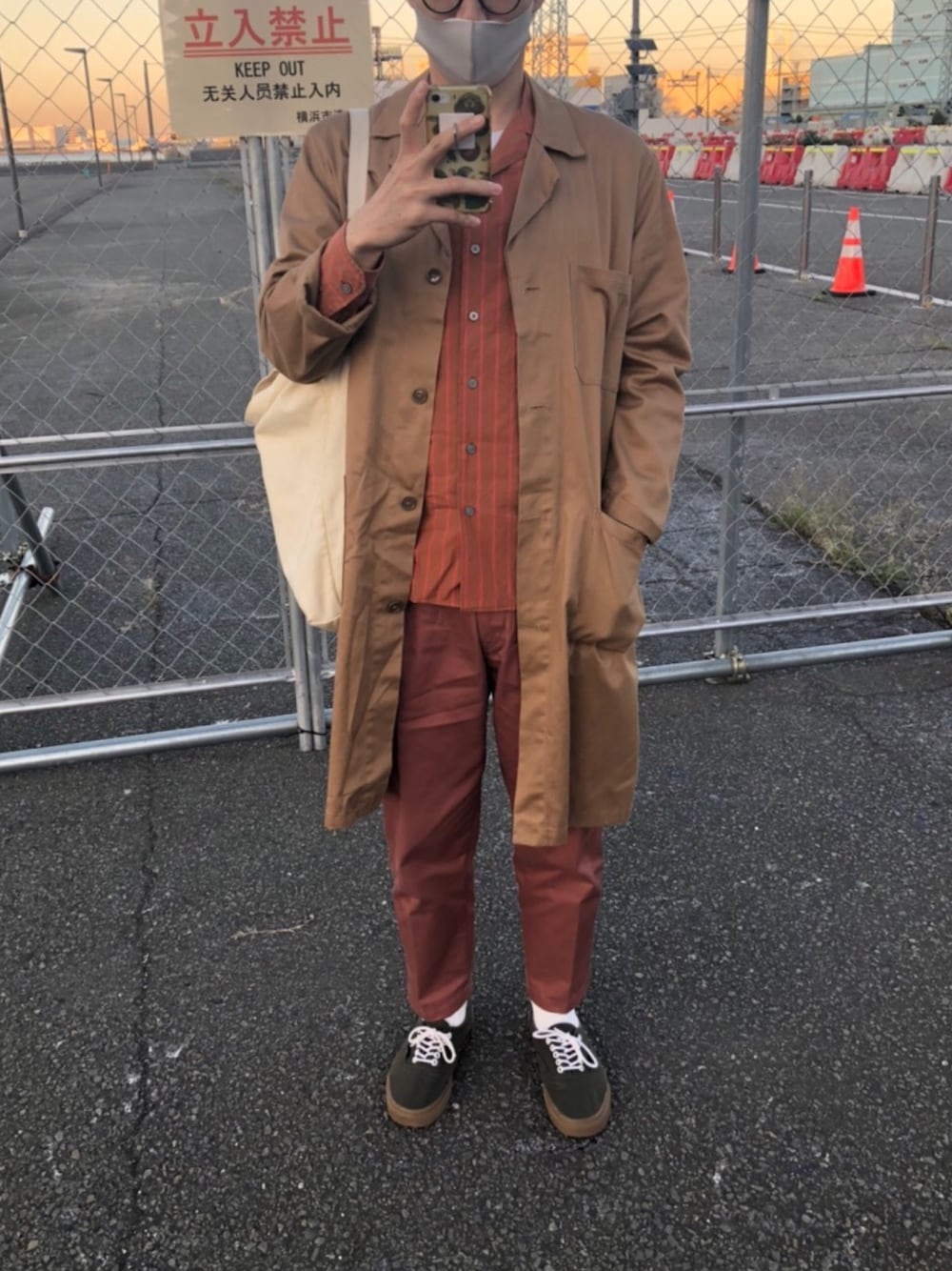 「PAR ICIのアイテム（トレンチコート、その他）」を使った、farrattiさん（メンズ・172cm）の秋コーディネートの1枚目の写真