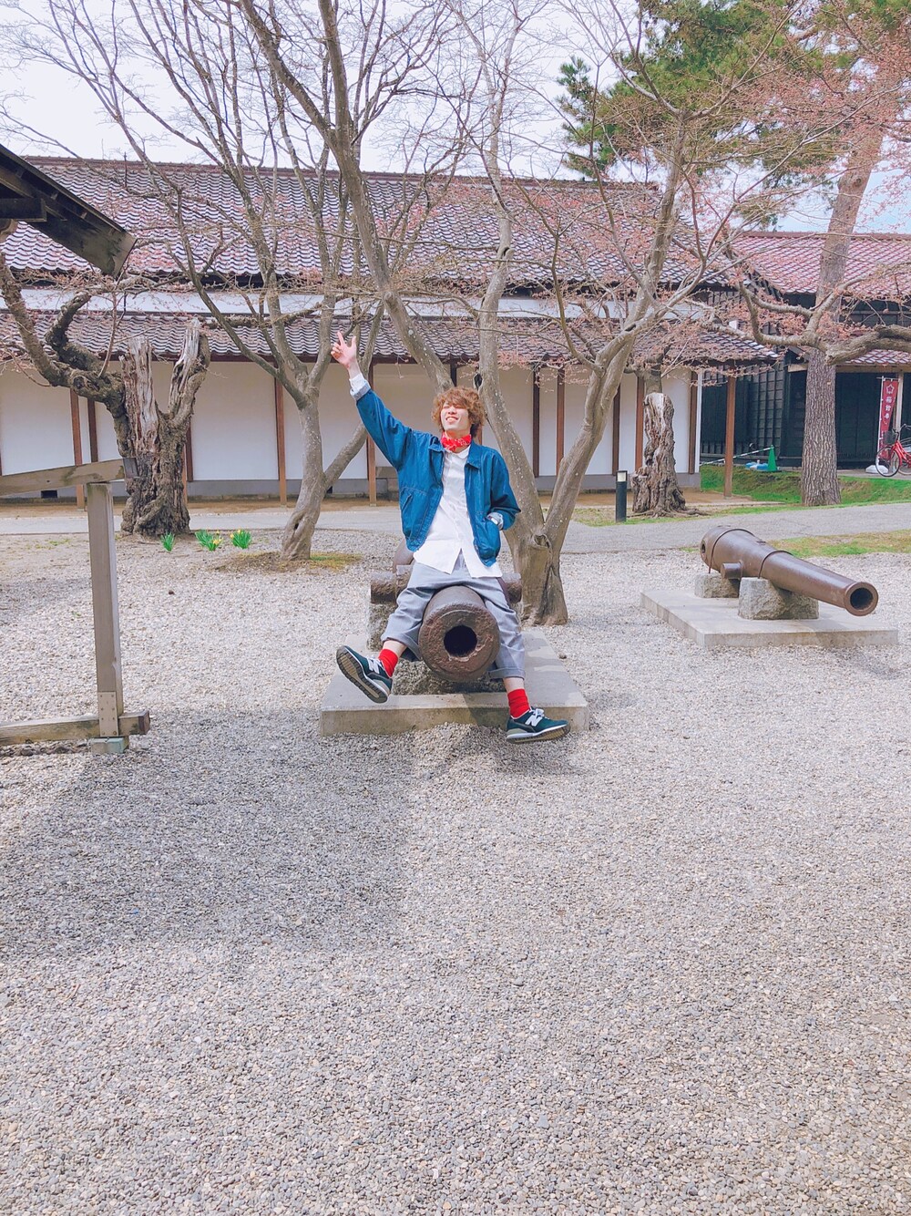 ブルー系のスニーカー、グレー系のその他パンツ、ホワイト系のシャツ/ブラウスを着用したメンズの春コーディネートの1枚目の写真