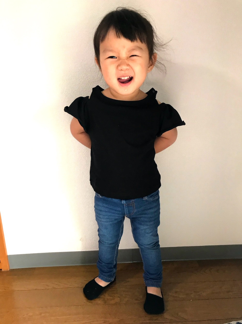 「通園コーデ、保育園、1歳、シンプル、シンプルコーデ、プチプラ」｜「MARKEY'Sのアイテム（Tシャツ/カットソー、ブラック系）」を使った、Leeさん（レディース・80cm）の夏コーディネートの1枚目の写真