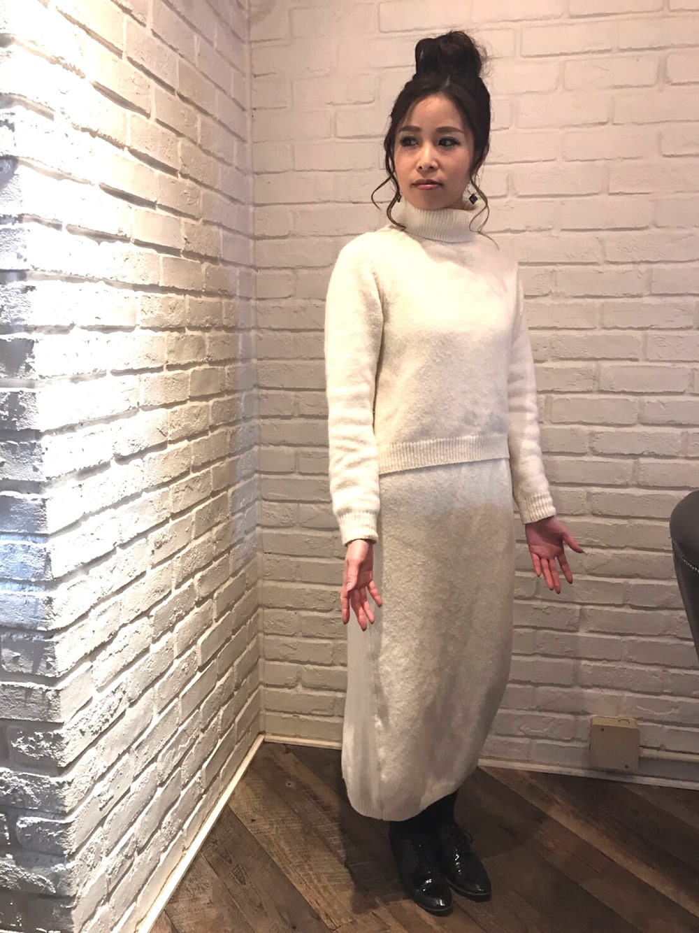 ホワイト系のワンピース、ブラック系のその他シューズを着用したレディースの冬コーディネートの1枚目の写真