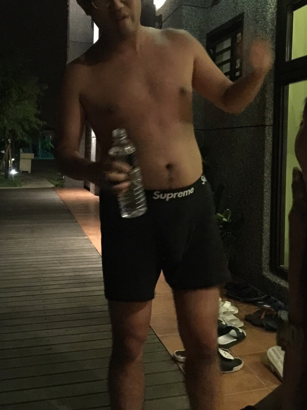 「Taiwan、not China」｜「Supreme のアイテム（ショーツ、ブラック系）」を使った、CVさん（メンズ・172cm）の夏コーディネートの1枚目の写真