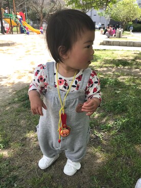 「kids」｜「アイテム（おもちゃ）」を使った、コハナさん（キッズ・70cm）の春コーディネート